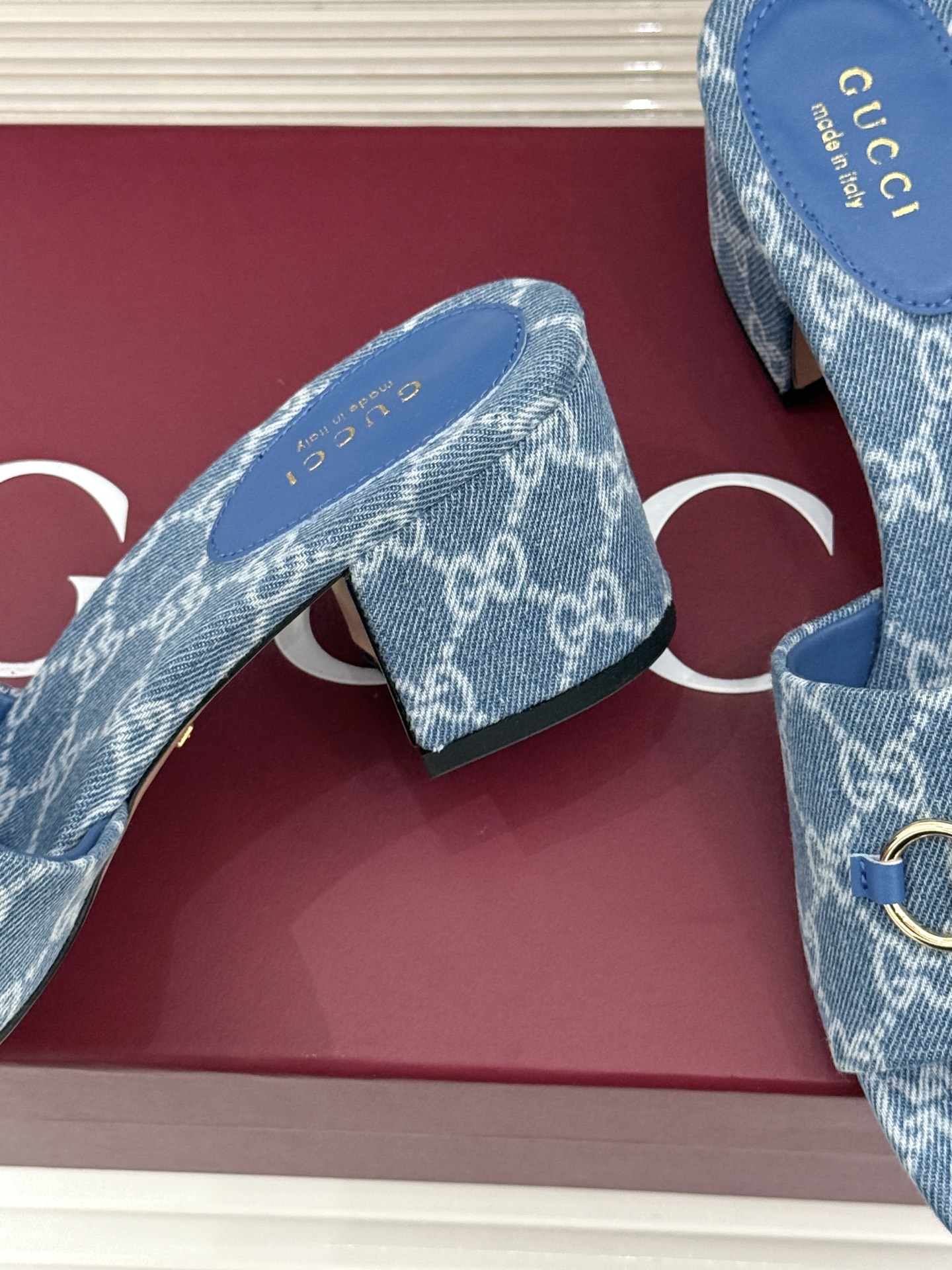 Gucci/古驰26WF春夏新品马衔扣老花粗跟拖鞋以时光为经纬 以自由为针线将品牌「随性的华美」具象为足