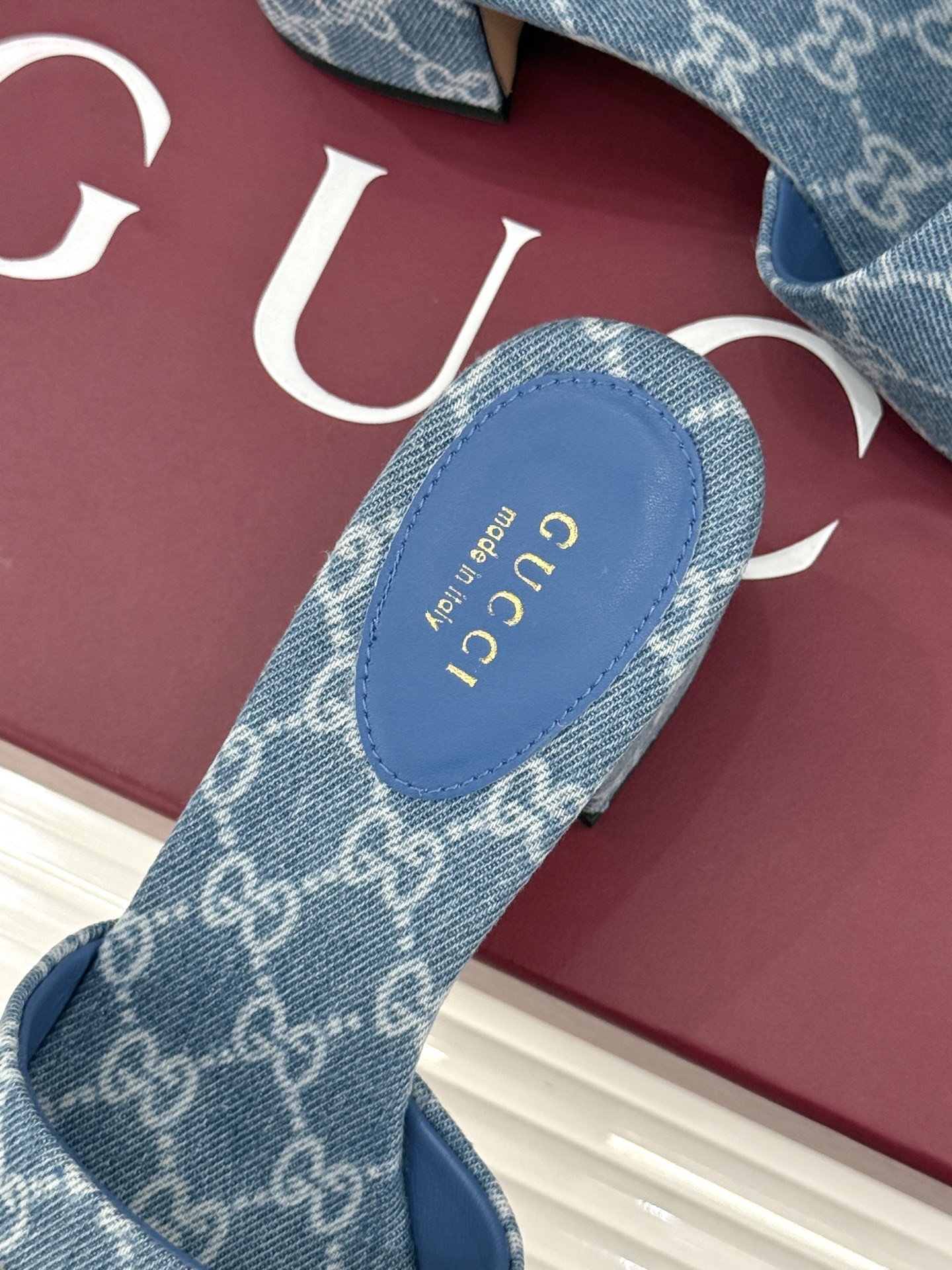 Gucci/古驰26WF春夏新品马衔扣老花粗跟拖鞋以时光为经纬 以自由为针线将品牌「随性的华美」具象为足