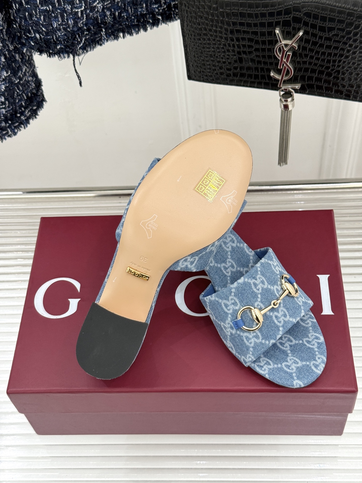 Gucci/古驰26WF春夏新品马衔扣老花粗跟拖鞋以时光为经纬 以自由为针线将品牌「随性的华美」具象为足