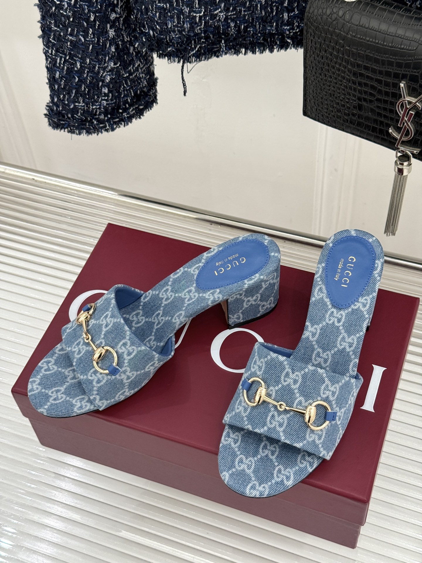 Gucci/古驰26WF春夏新品马衔扣老花粗跟拖鞋以时光为经纬 以自由为针线将品牌「随性的华美」具象为足