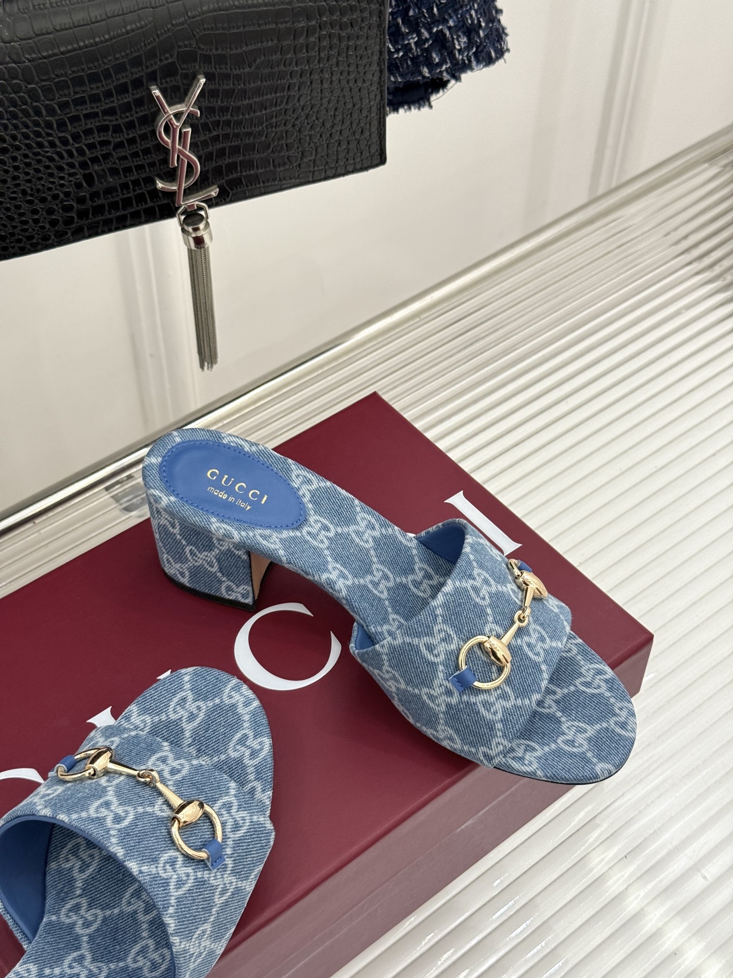 Gucci/古驰26WF春夏新品马衔扣老花粗跟拖鞋以时光为经纬 以自由为针线将品牌「随性的华美」具象为足