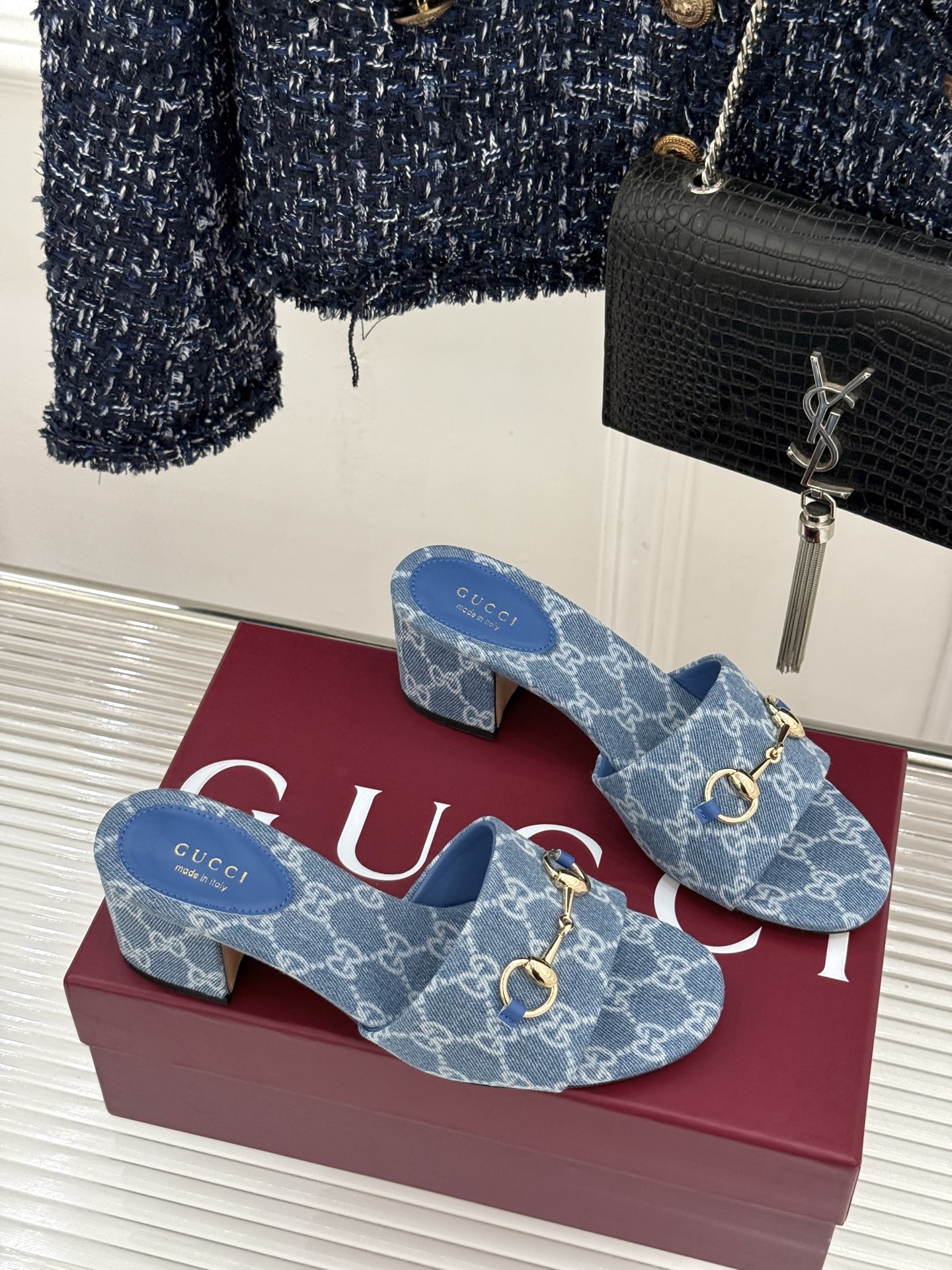 Gucci/古驰26WF春夏新品马衔扣老花粗跟拖鞋以时光为经纬 以自由为针线将品牌「随性的华美」具象为足