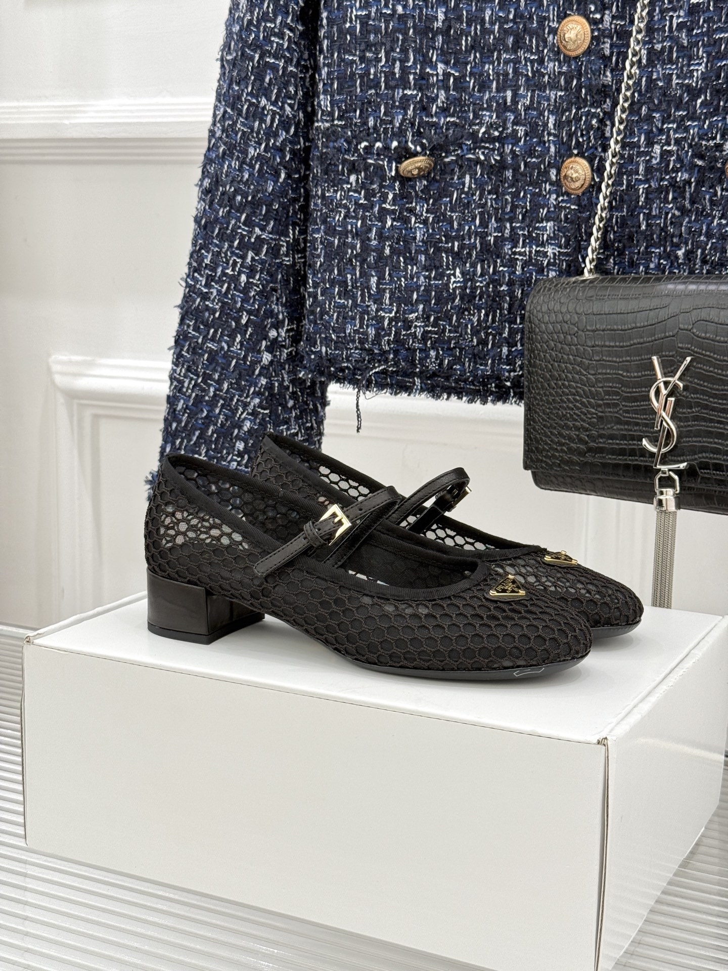 NO:789281,(Original airplane box + 10) Prada/Prada 26WF spring and summer new product Triangular logo hollow mesh thick heel Mary Jane shoes Reshape the modern silhouette of Mary Jane shoes with hollow mesh. The transparent mesh interweaves the shoe body to create a light texture. The classic round toe and one-word strap retain the retro charm. The eye-catching enamel triangle logo on the toe instantly anchors the brand identity. The cool metallic luster brightens the whole. The 4mm three-dimensional thick heel balances stability and elegance.  You can walk leisurely and feel comfortable even if you wear it for a long time. Italian craftsmanship perfectly combines simplicity and avant-garde. The mesh is breathable and the triangle logo is recognizable. It can be easily controlled from commuting to weekend dates. It not only reveals the minimalist high-end inherited from the P family, but also hides the retro and sweet girly temperament. It is a must-have shoe of the year that has both style and practicality. The fabric is made of original customized mesh, and the toe-toe lining is all sheepskin. The genuine leather outsole imported from Italy  size35-39 (customized 40/41) No. 91820402, ballet shoes, prada, prada, mary jane, sheepskin, Leather soles19860909（原版飞机盒＋10） Prada/普拉达26WF春夏新品 三角标镂空网面粗跟玛丽珍鞋 以镂空网面重塑玛丽珍鞋的现代轮廓. 鞋身通透网眼交织出轻盈肌理 经典圆头与一字带保留复古韵味 鞋头醒目珐琅三角标瞬间锚定品牌身份 冷冽金属光泽点亮整体. 4mm立体粗跟兼顾稳固与优雅 行走从容不迫 久穿亦感舒适. 意式工艺将简约与前卫完美融合 网面透气与三角标辨识度并存. 从通勤通勤到周末约会 都轻松驾驭 既流露 P家一脉相承的极简高级 又暗藏复古甜美的少女气质 是风格与实穿度兼备的年度必入鞋款. 面料采用原版定制网面 内里踮脚均为羊皮 意大利进口真皮大底 size35-39（40/41定制） 编号91820402,芭蕾舞鞋,prada,prada,mary jane,sheepskin,Leather soles,Women's Shoes