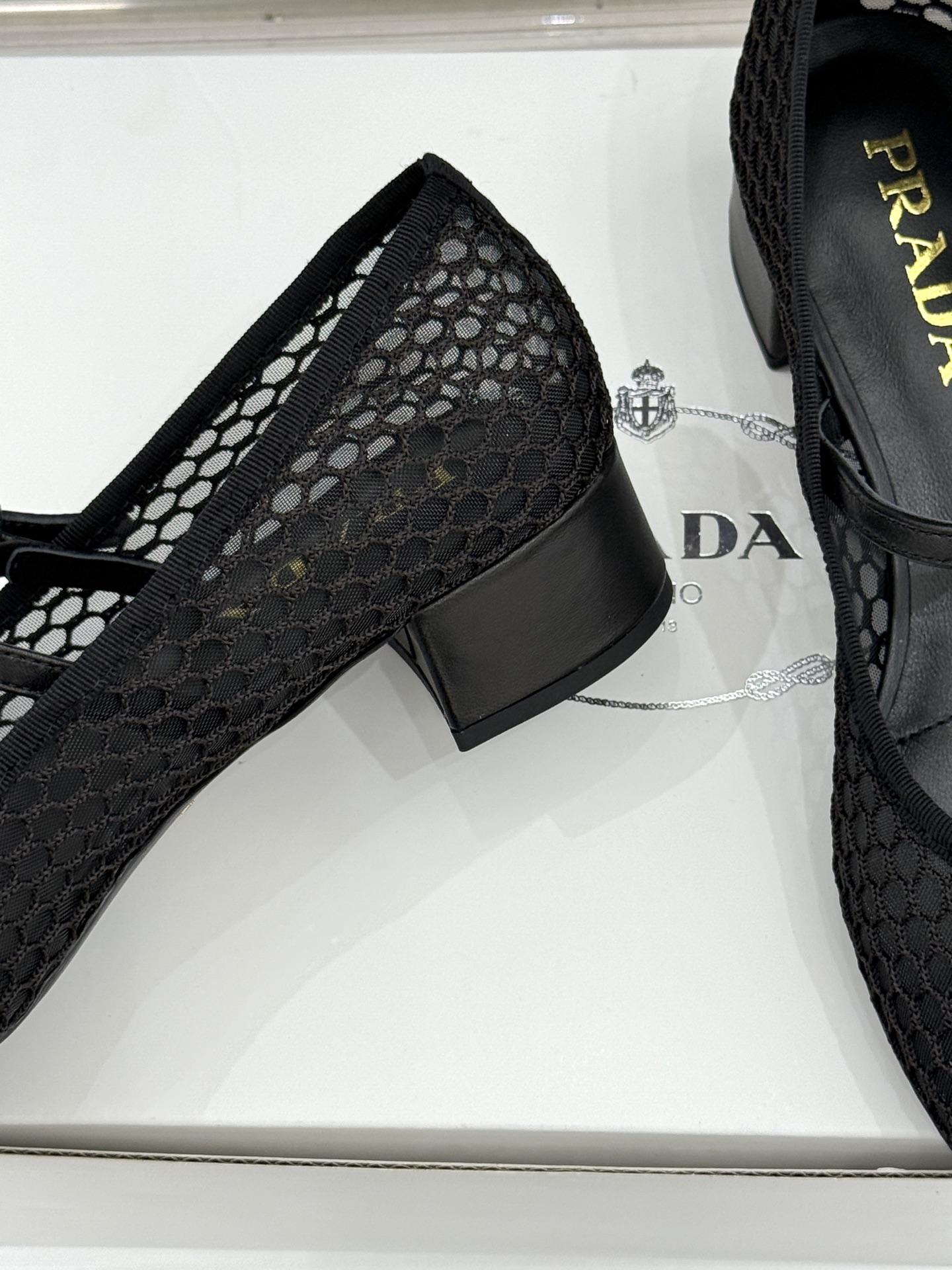 （原版飞机盒＋10）Prada/普拉达26WF春夏新品三角标镂空网面粗跟玛丽珍鞋以镂空网面重塑玛丽珍鞋的