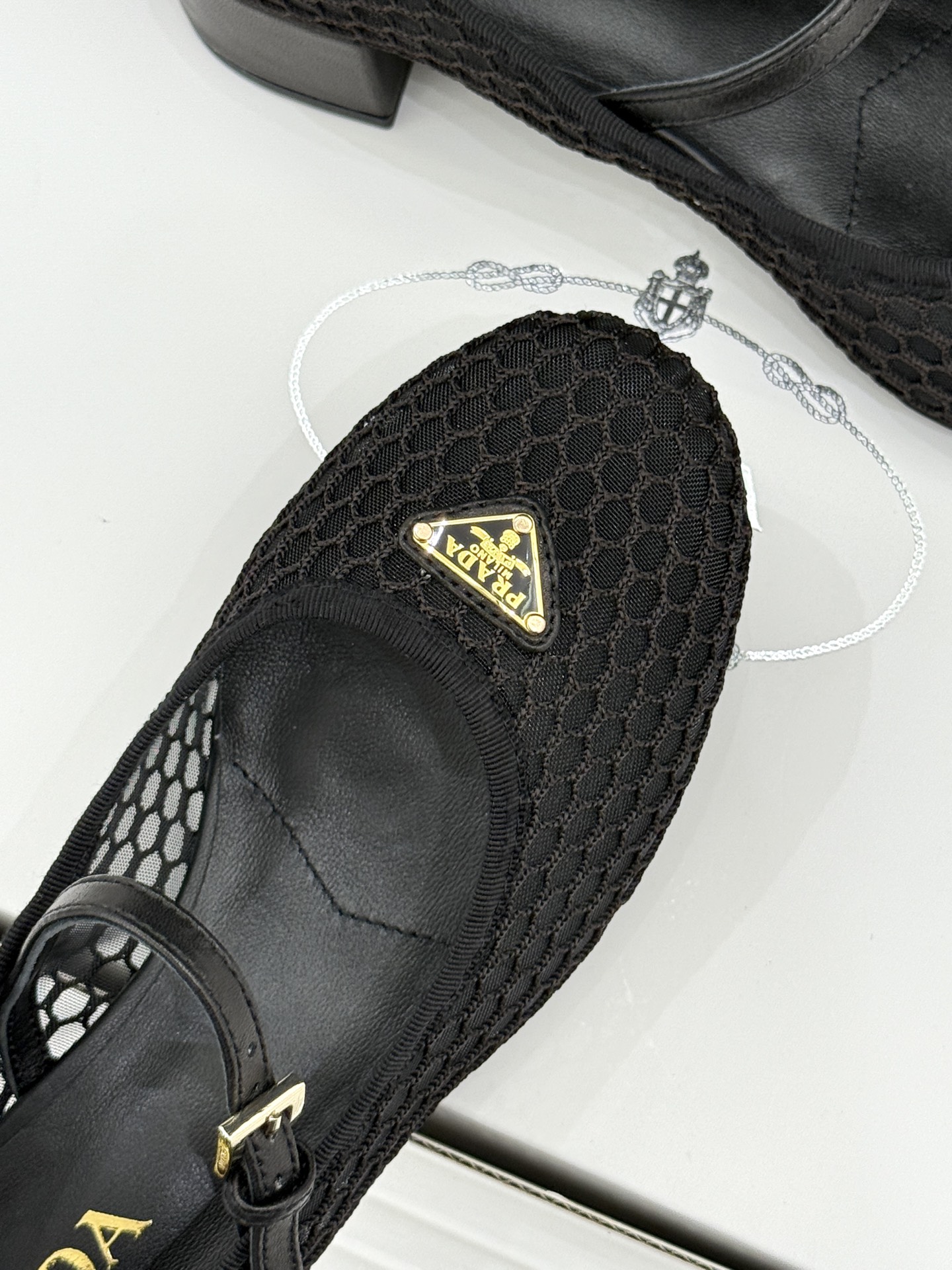 （原版飞机盒＋10）Prada/普拉达26WF春夏新品三角标镂空网面粗跟玛丽珍鞋以镂空网面重塑玛丽珍鞋的