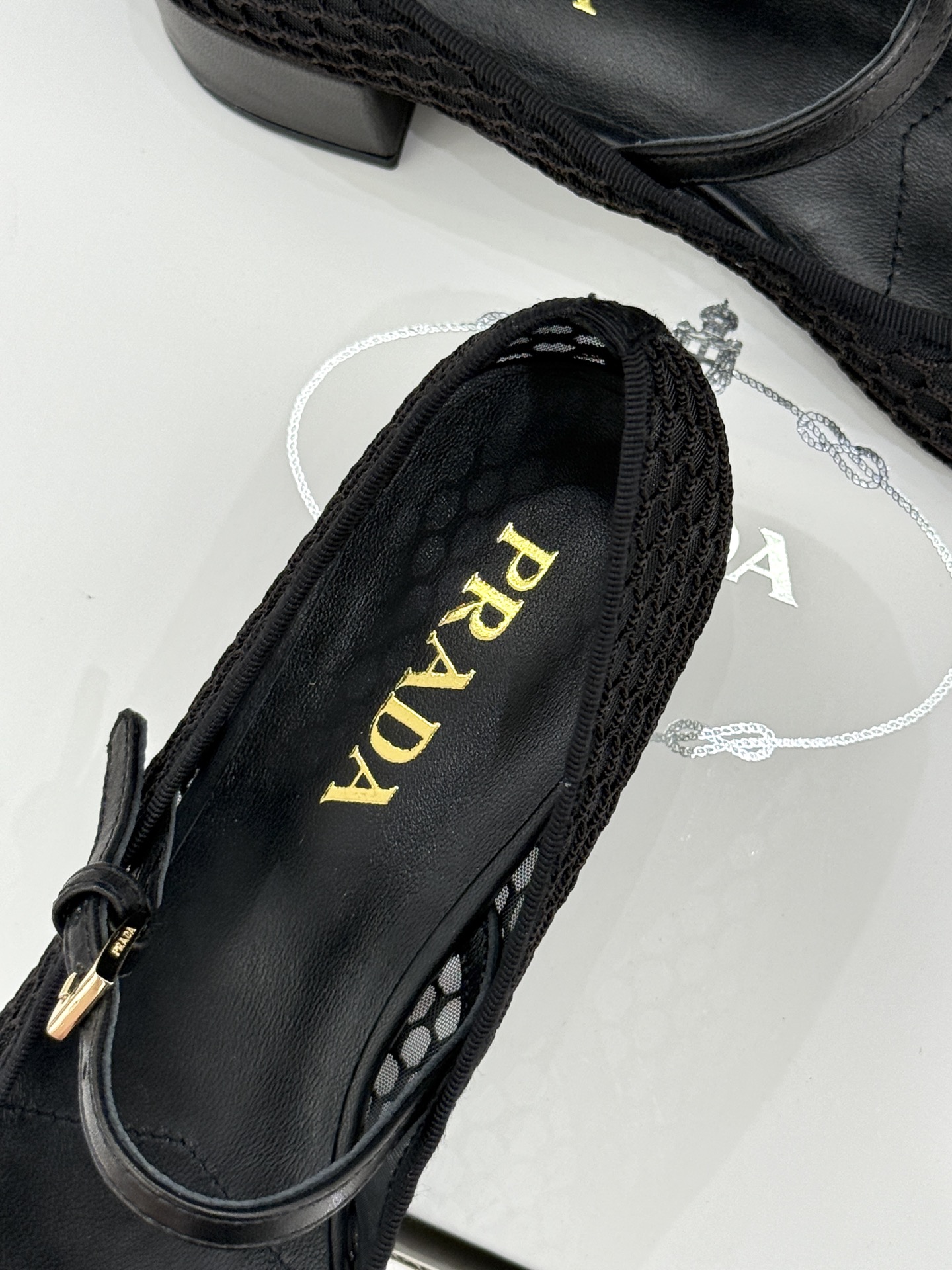 （原版飞机盒＋10）Prada/普拉达26WF春夏新品三角标镂空网面粗跟玛丽珍鞋以镂空网面重塑玛丽珍鞋的