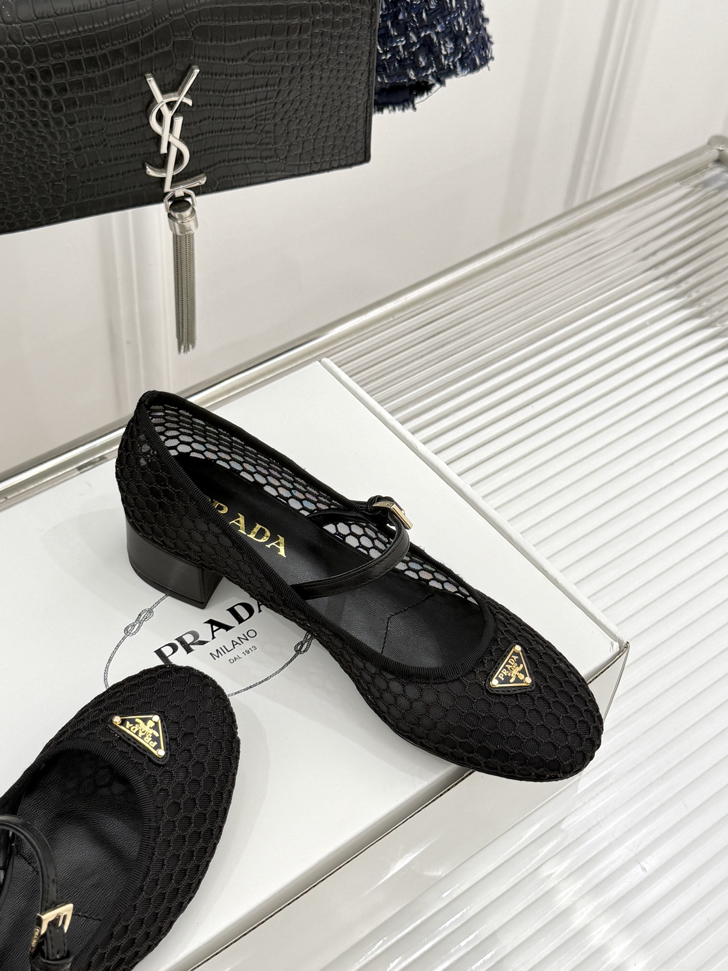 （原版飞机盒＋10）Prada/普拉达26WF春夏新品三角标镂空网面粗跟玛丽珍鞋以镂空网面重塑玛丽珍鞋的