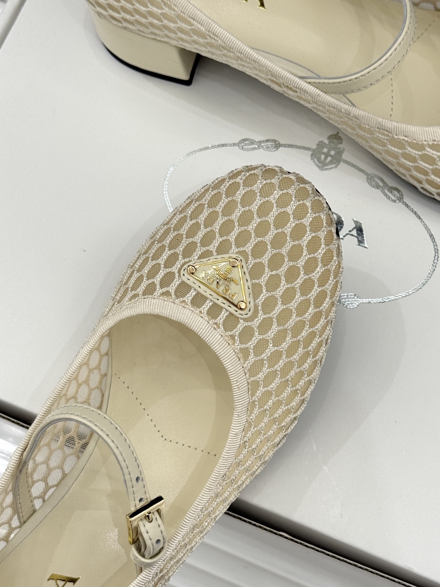 （原版飞机盒＋10）Prada/普拉达26WF春夏新品三角标镂空网面粗跟玛丽珍鞋以镂空网面重塑玛丽珍鞋的