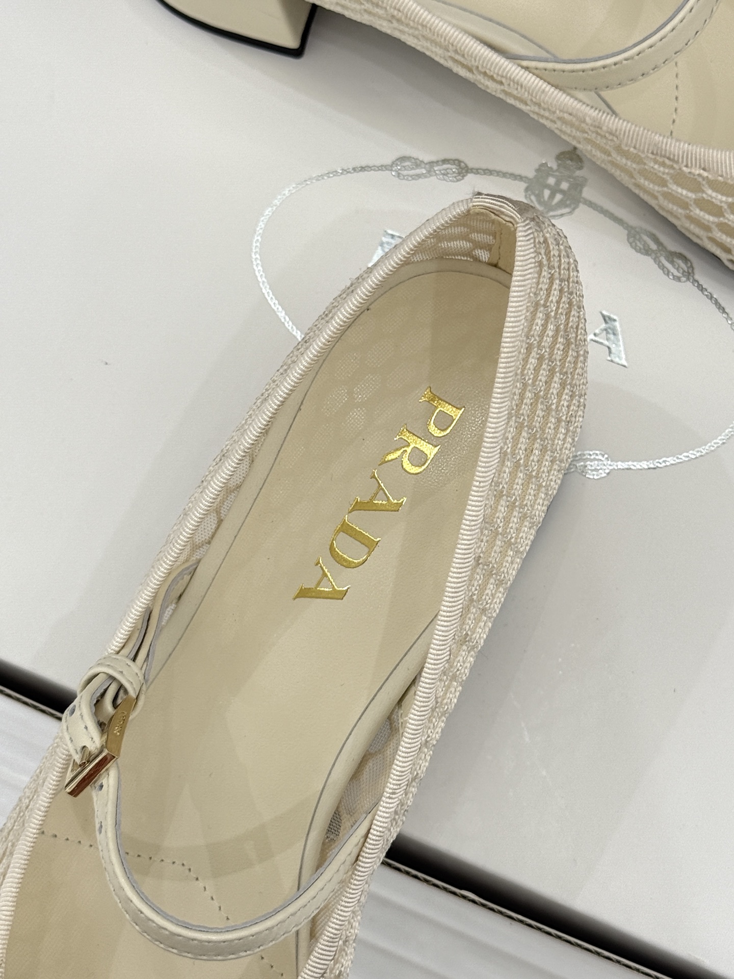 （原版飞机盒＋10）Prada/普拉达26WF春夏新品三角标镂空网面粗跟玛丽珍鞋以镂空网面重塑玛丽珍鞋的