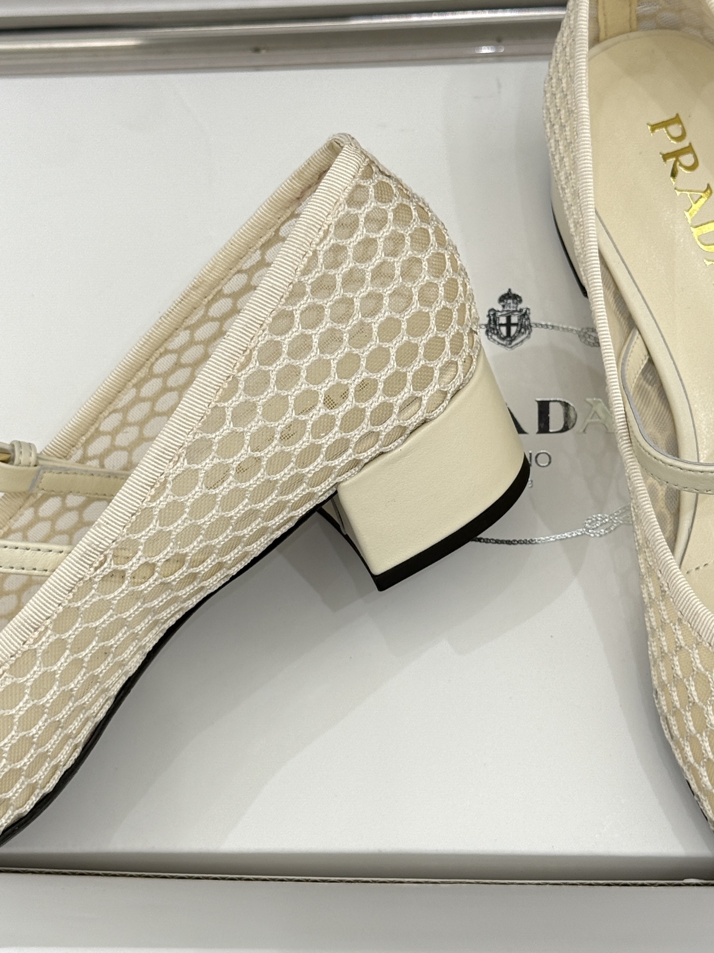 （原版飞机盒＋10）Prada/普拉达26WF春夏新品三角标镂空网面粗跟玛丽珍鞋以镂空网面重塑玛丽珍鞋的