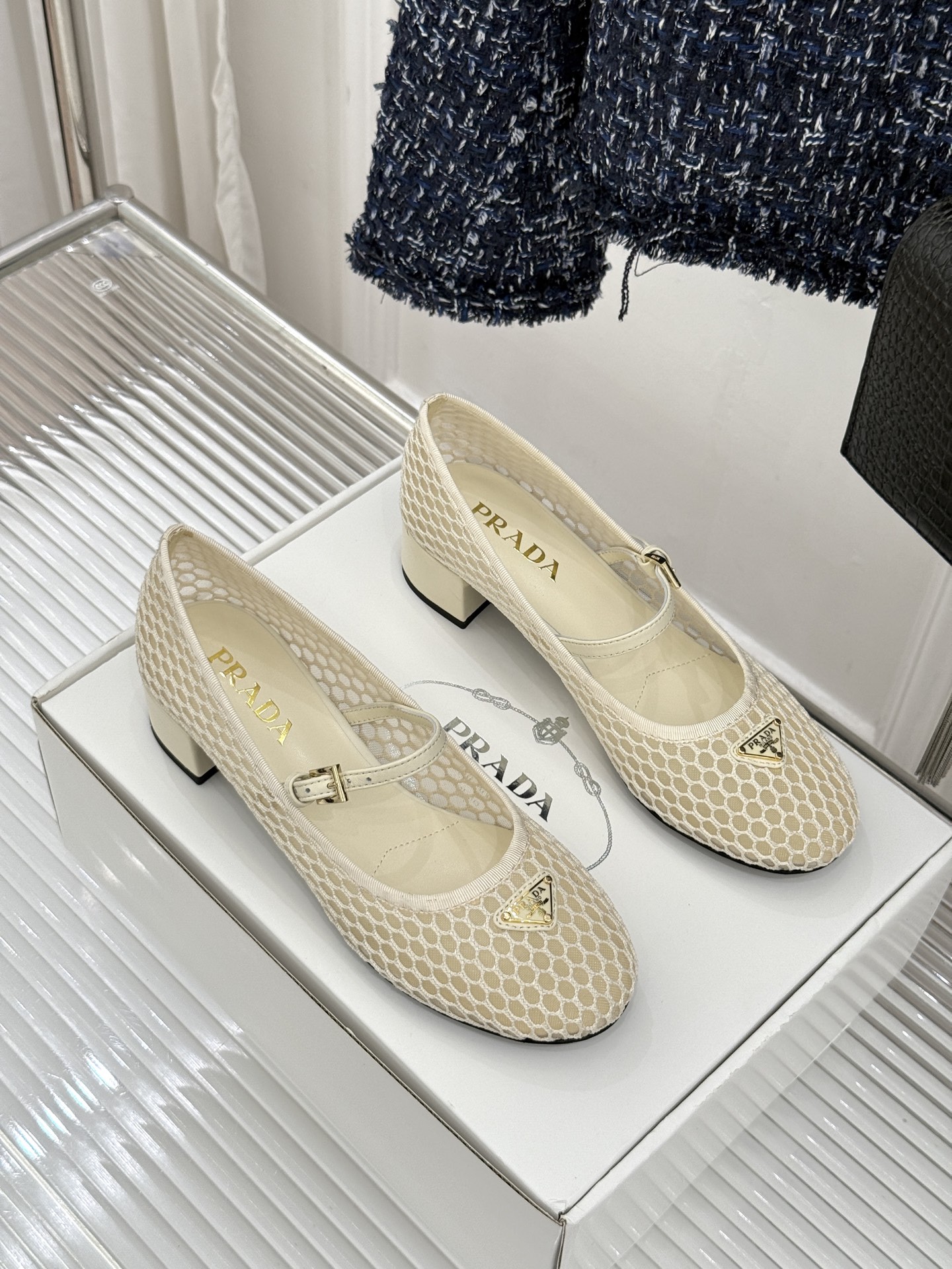 （原版飞机盒＋10）Prada/普拉达26WF春夏新品三角标镂空网面粗跟玛丽珍鞋以镂空网面重塑玛丽珍鞋的