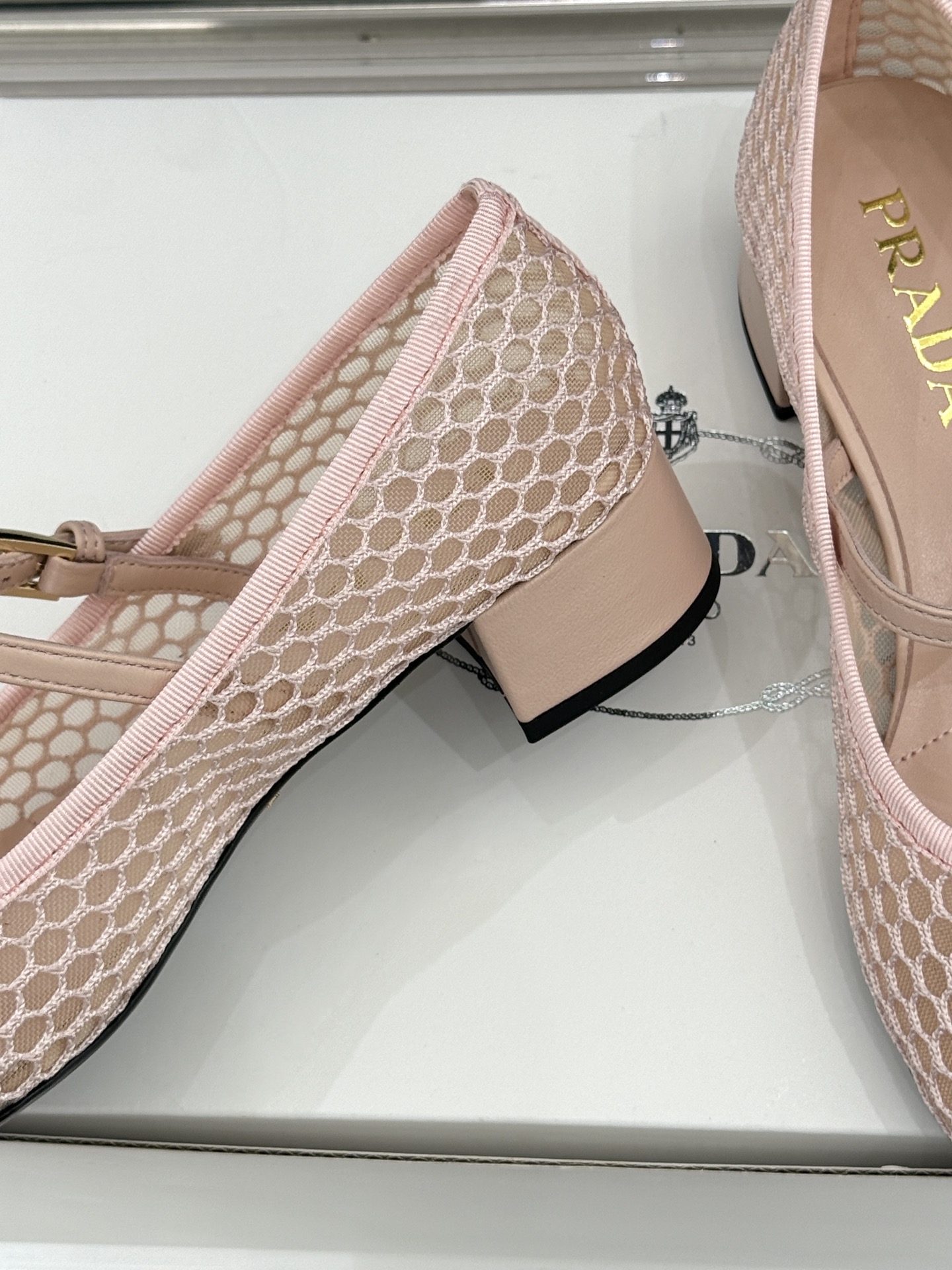 （原版飞机盒＋10）Prada/普拉达26WF春夏新品三角标镂空网面粗跟玛丽珍鞋以镂空网面重塑玛丽珍鞋的