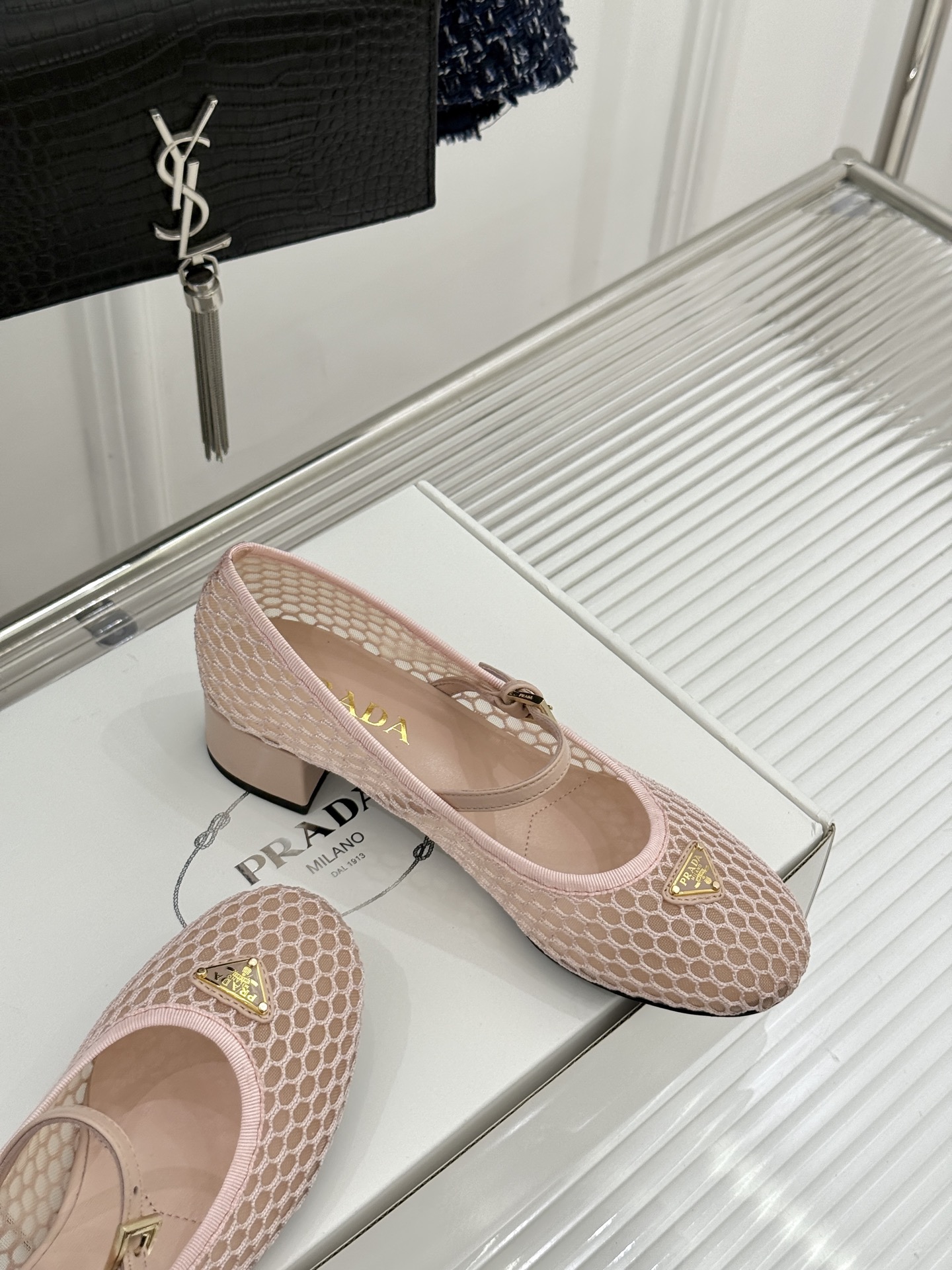（原版飞机盒＋10）Prada/普拉达26WF春夏新品三角标镂空网面粗跟玛丽珍鞋以镂空网面重塑玛丽珍鞋的
