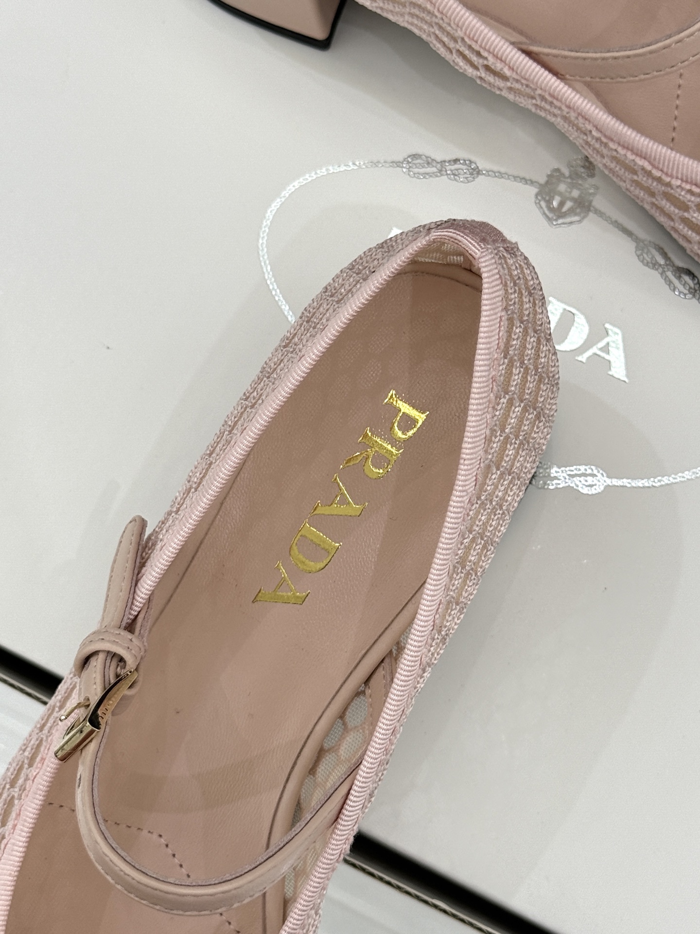 （原版飞机盒＋10）Prada/普拉达26WF春夏新品三角标镂空网面粗跟玛丽珍鞋以镂空网面重塑玛丽珍鞋的