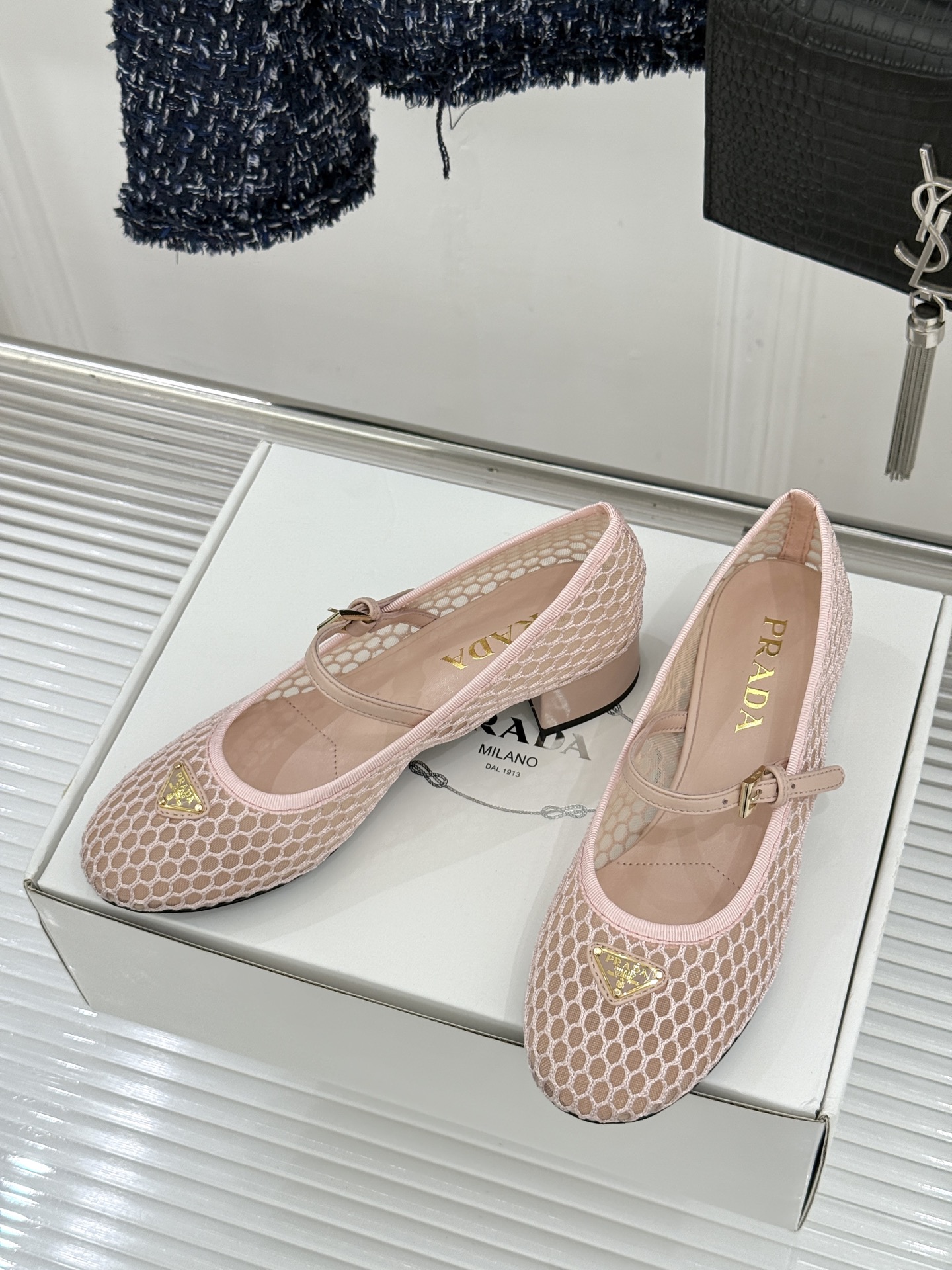 （原版飞机盒＋10）Prada/普拉达26WF春夏新品三角标镂空网面粗跟玛丽珍鞋以镂空网面重塑玛丽珍鞋的
