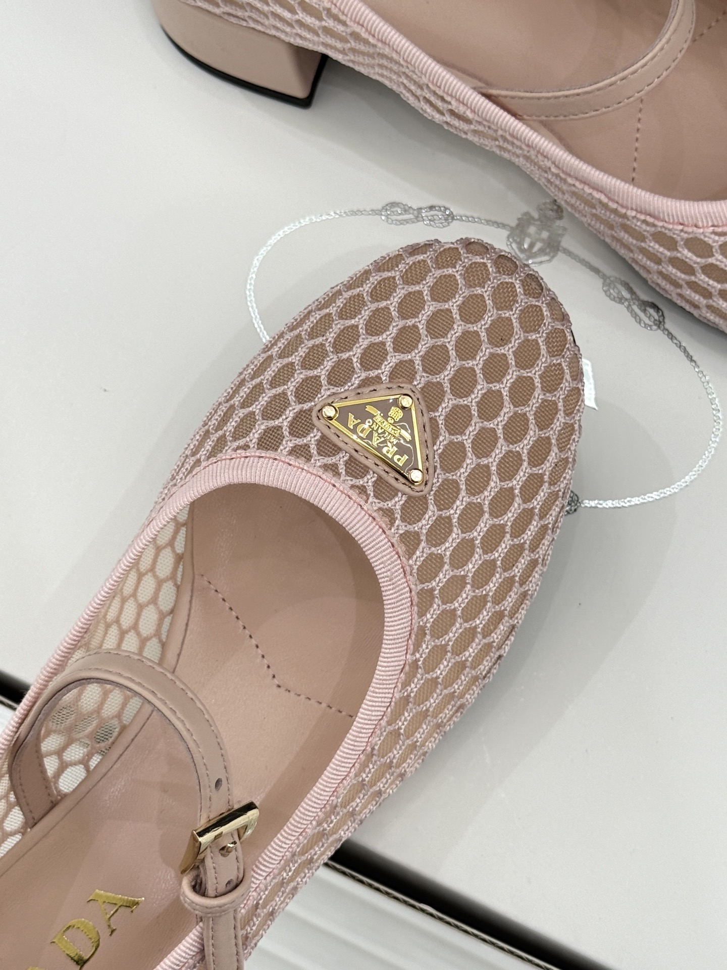 （原版飞机盒＋10）Prada/普拉达26WF春夏新品三角标镂空网面粗跟玛丽珍鞋以镂空网面重塑玛丽珍鞋的