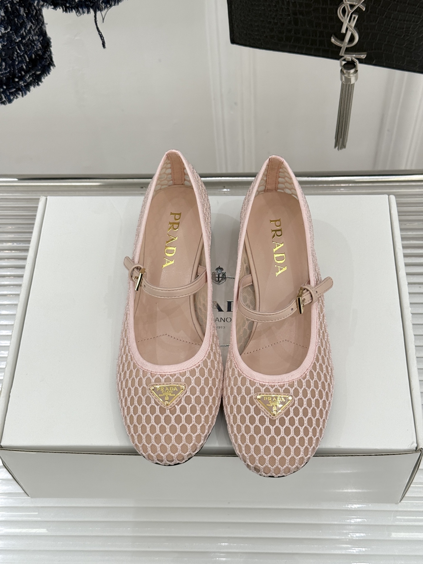 （原版飞机盒＋10）Prada/普拉达26WF春夏新品三角标镂空网面粗跟玛丽珍鞋以镂空网面重塑玛丽珍鞋的