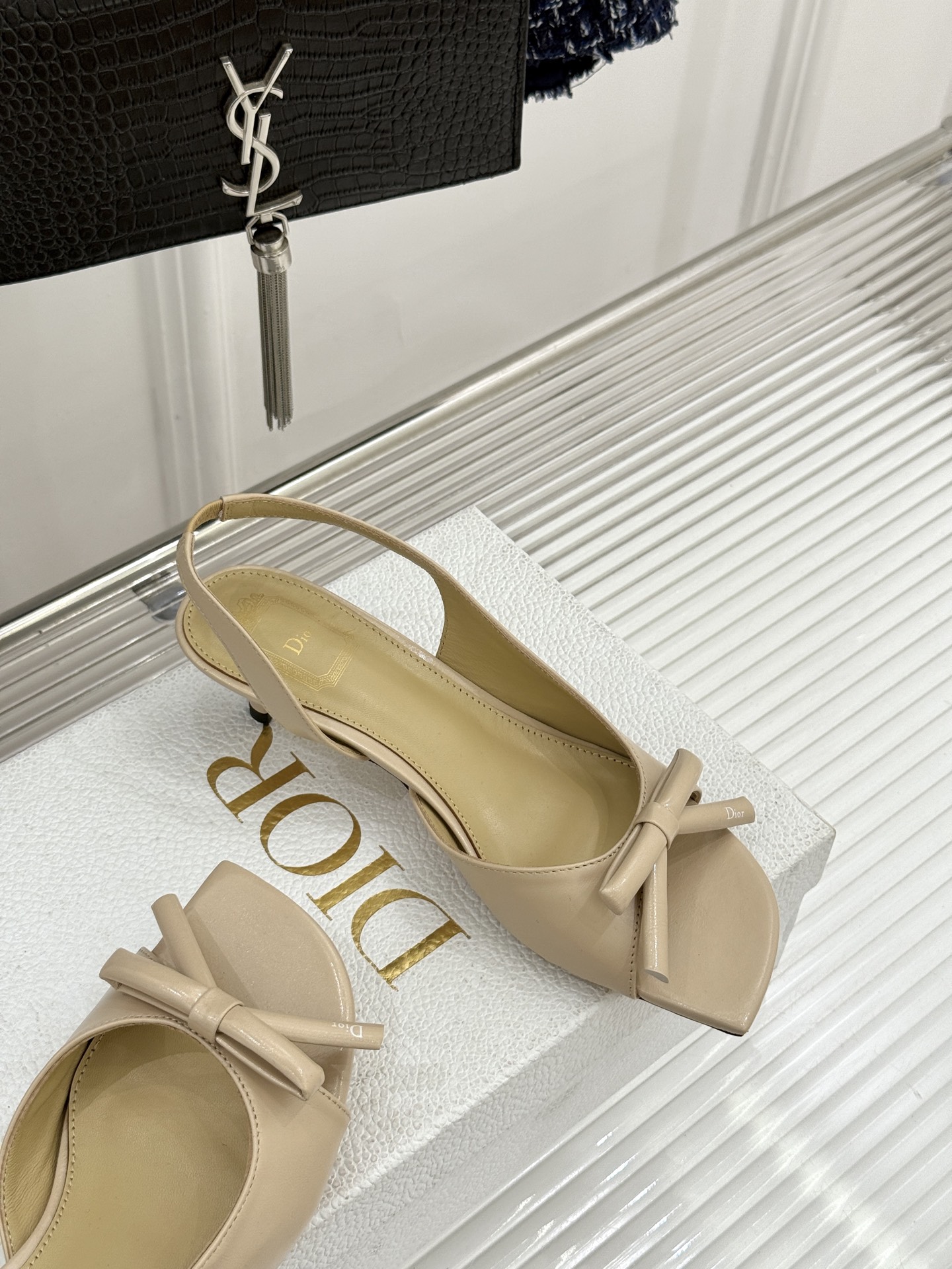 Dior/迪奥26WF早春新品蝴蝶结系列鱼嘴凉鞋当罗马阿尔巴尼别墅的早春晨光吻过迪奥工坊的缎面裁片这双凉