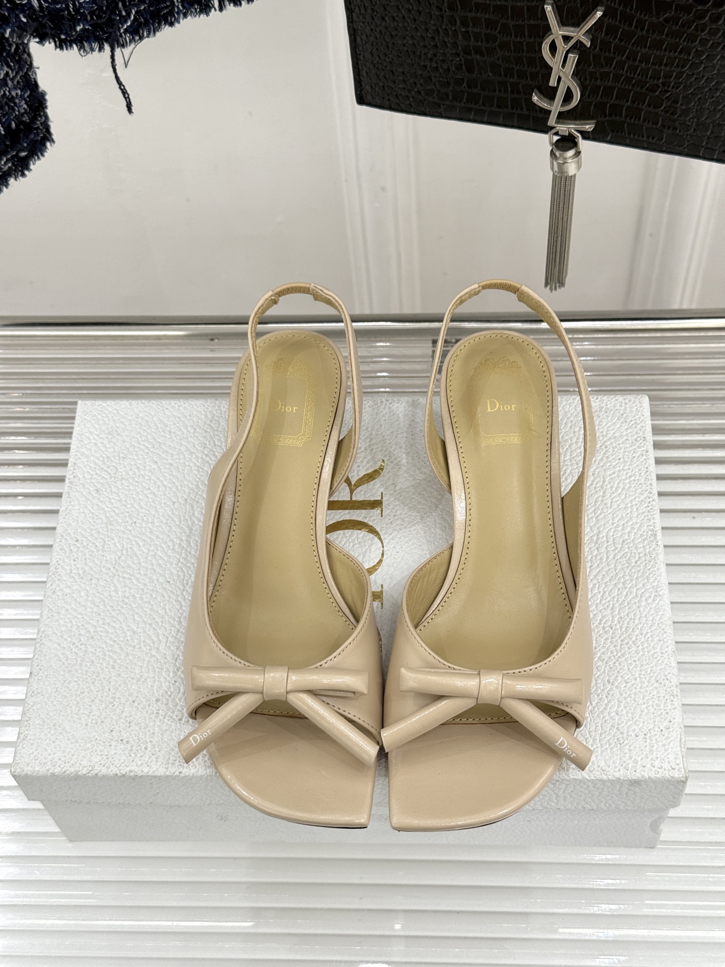 Dior/迪奥26WF早春新品蝴蝶结系列鱼嘴凉鞋当罗马阿尔巴尼别墅的早春晨光吻过迪奥工坊的缎面裁片这双凉