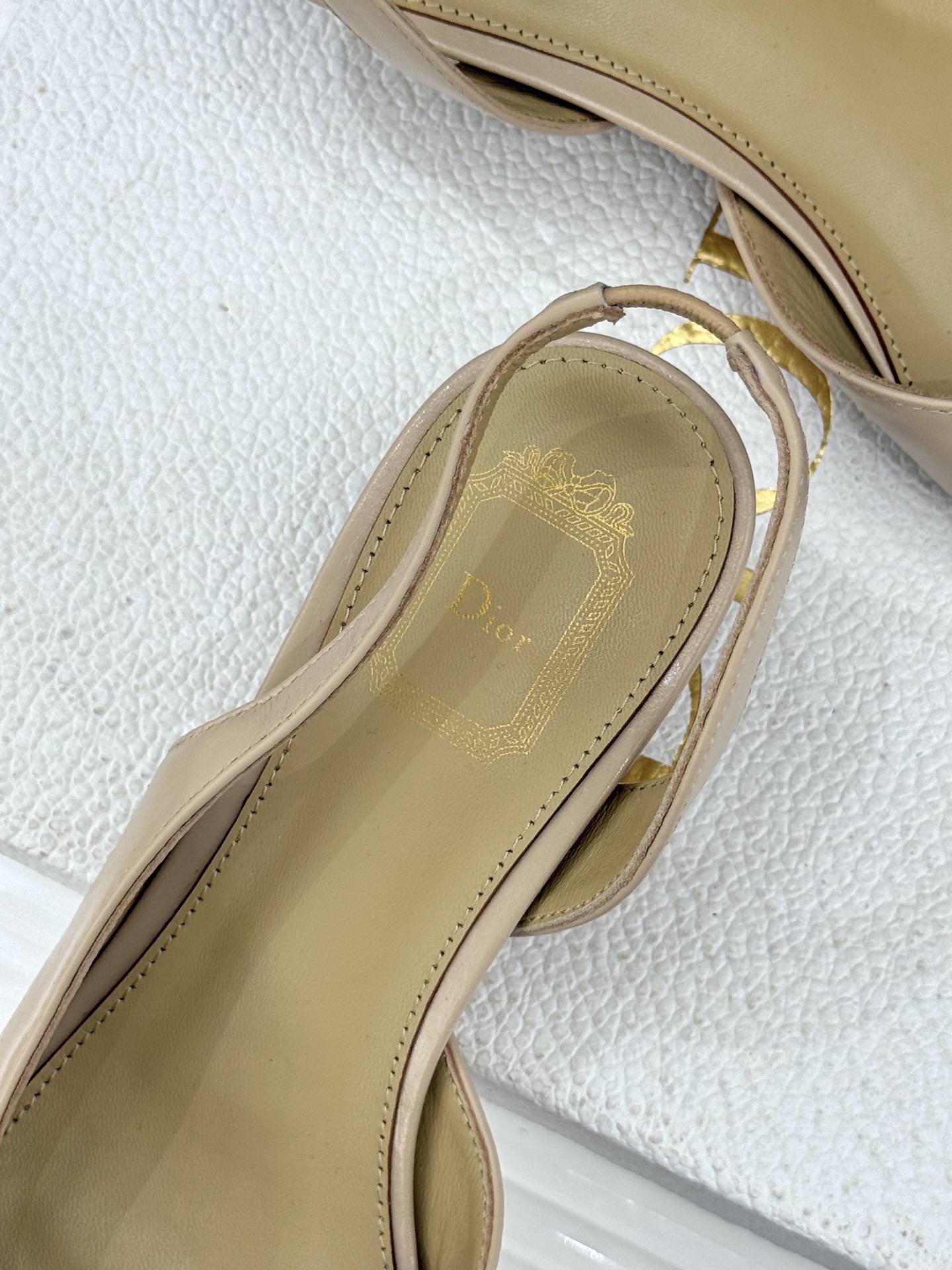 Dior/迪奥26WF早春新品蝴蝶结系列鱼嘴凉鞋当罗马阿尔巴尼别墅的早春晨光吻过迪奥工坊的缎面裁片这双凉