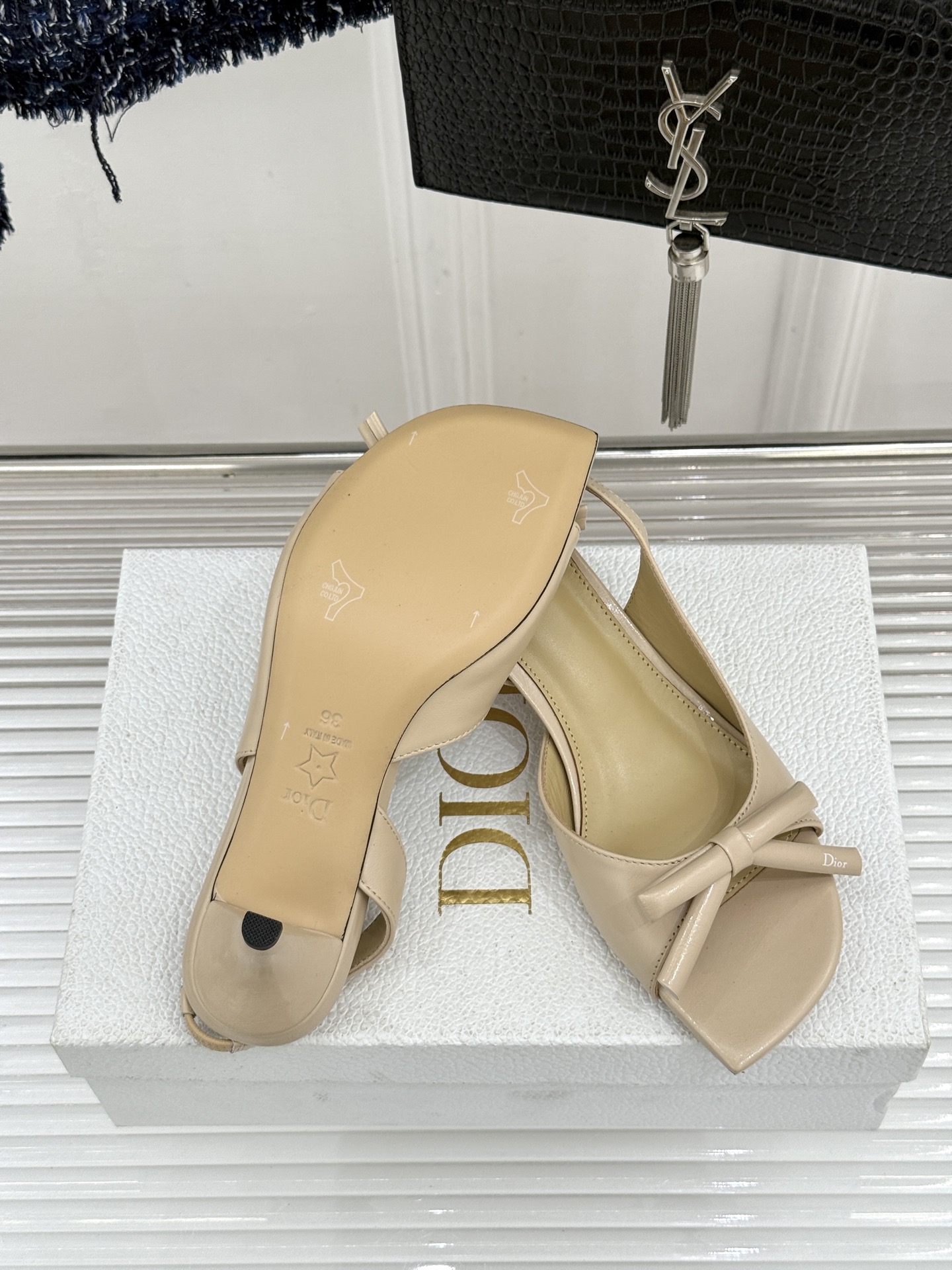 Dior/迪奥26WF早春新品蝴蝶结系列鱼嘴凉鞋当罗马阿尔巴尼别墅的早春晨光吻过迪奥工坊的缎面裁片这双凉