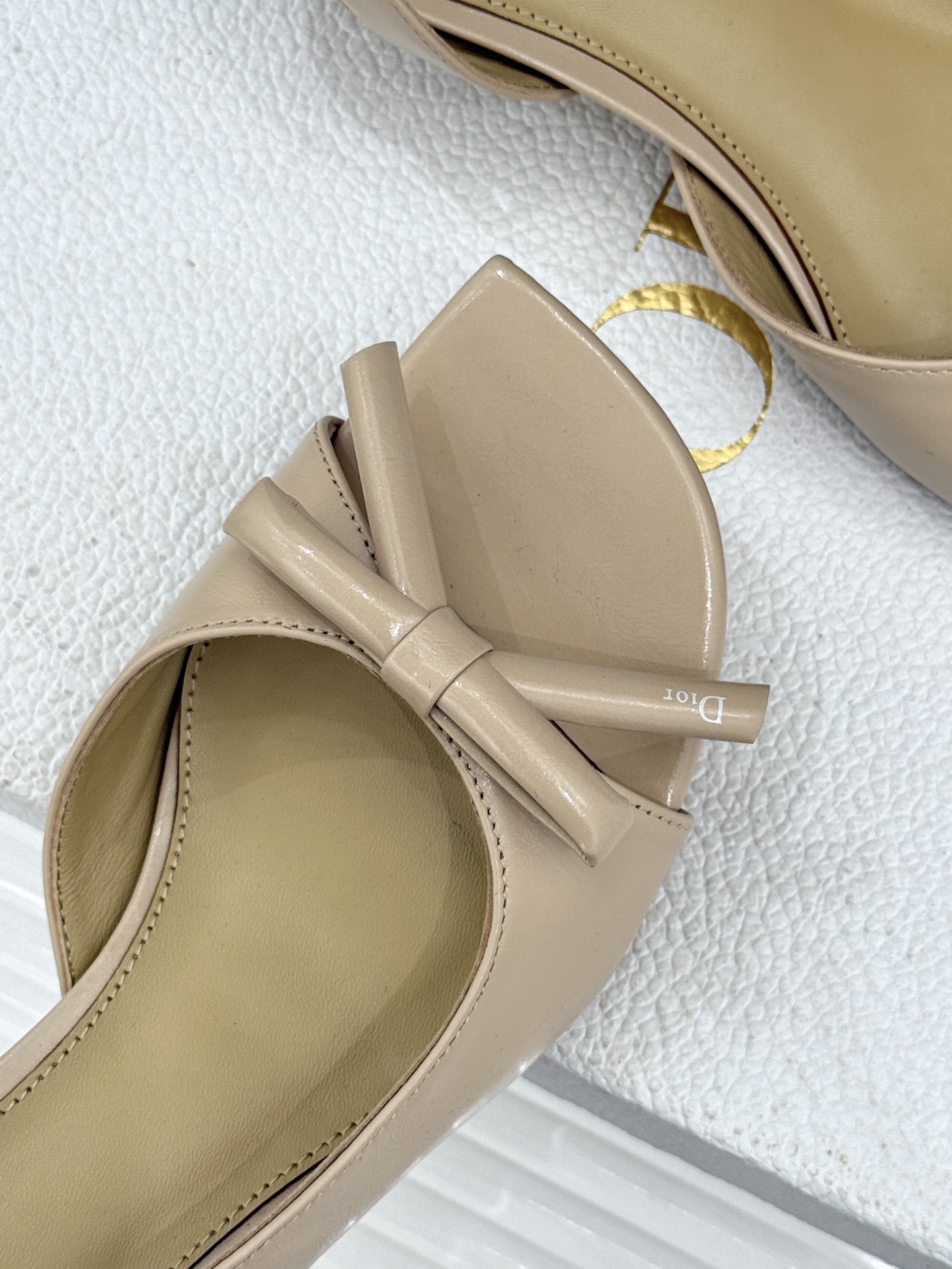 Dior/迪奥26WF早春新品蝴蝶结系列鱼嘴凉鞋当罗马阿尔巴尼别墅的早春晨光吻过迪奥工坊的缎面裁片这双凉