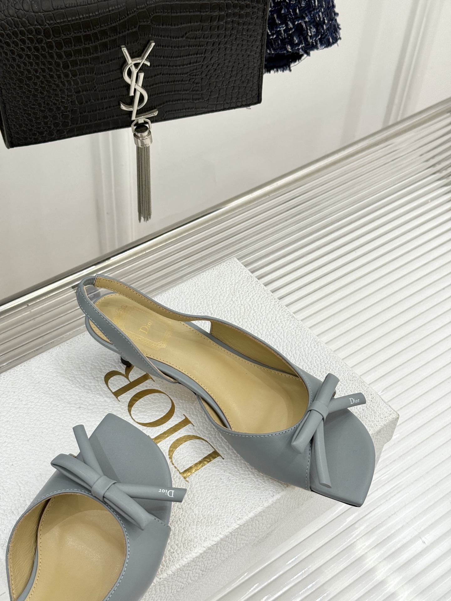 Dior/迪奥26WF早春新品蝴蝶结系列鱼嘴凉鞋当罗马阿尔巴尼别墅的早春晨光吻过迪奥工坊的缎面裁片这双凉