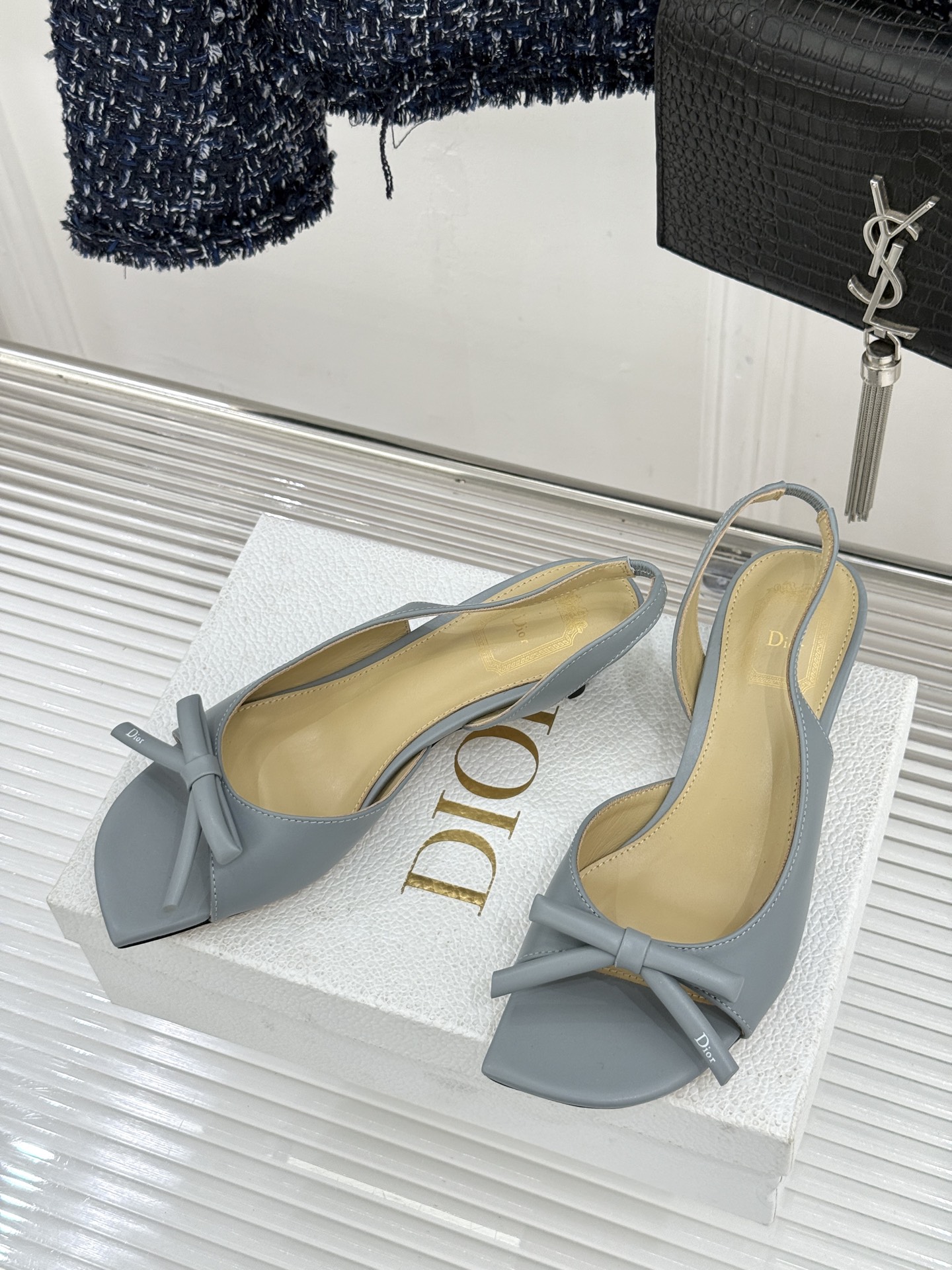 Dior/迪奥26WF早春新品蝴蝶结系列鱼嘴凉鞋当罗马阿尔巴尼别墅的早春晨光吻过迪奥工坊的缎面裁片这双凉