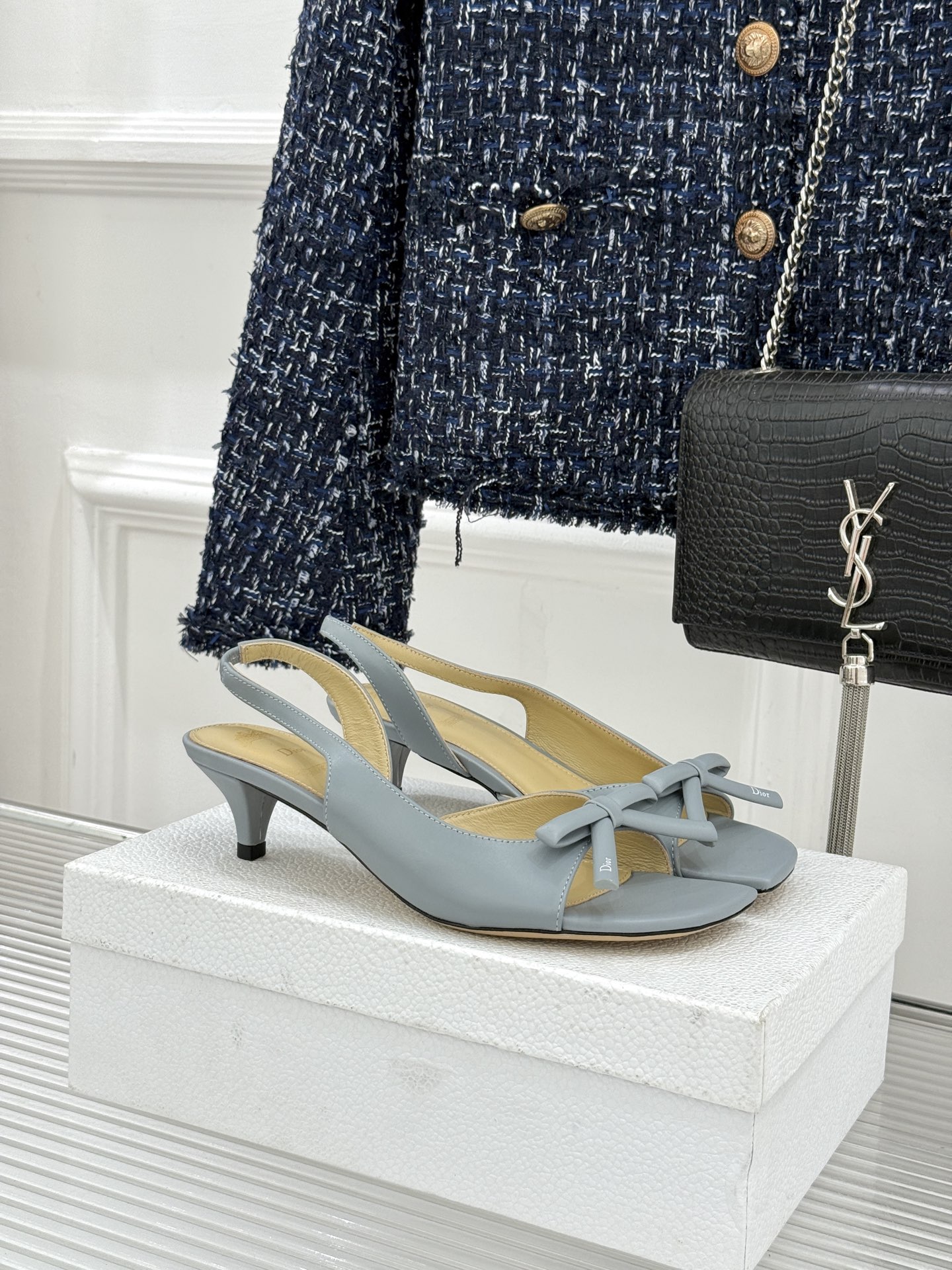 Dior/迪奥26WF早春新品蝴蝶结系列鱼嘴凉鞋当罗马阿尔巴尼别墅的早春晨光吻过迪奥工坊的缎面裁片这双凉