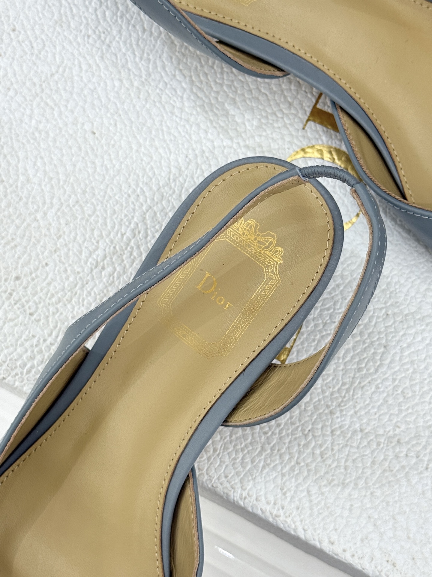 Dior/迪奥26WF早春新品蝴蝶结系列鱼嘴凉鞋当罗马阿尔巴尼别墅的早春晨光吻过迪奥工坊的缎面裁片这双凉