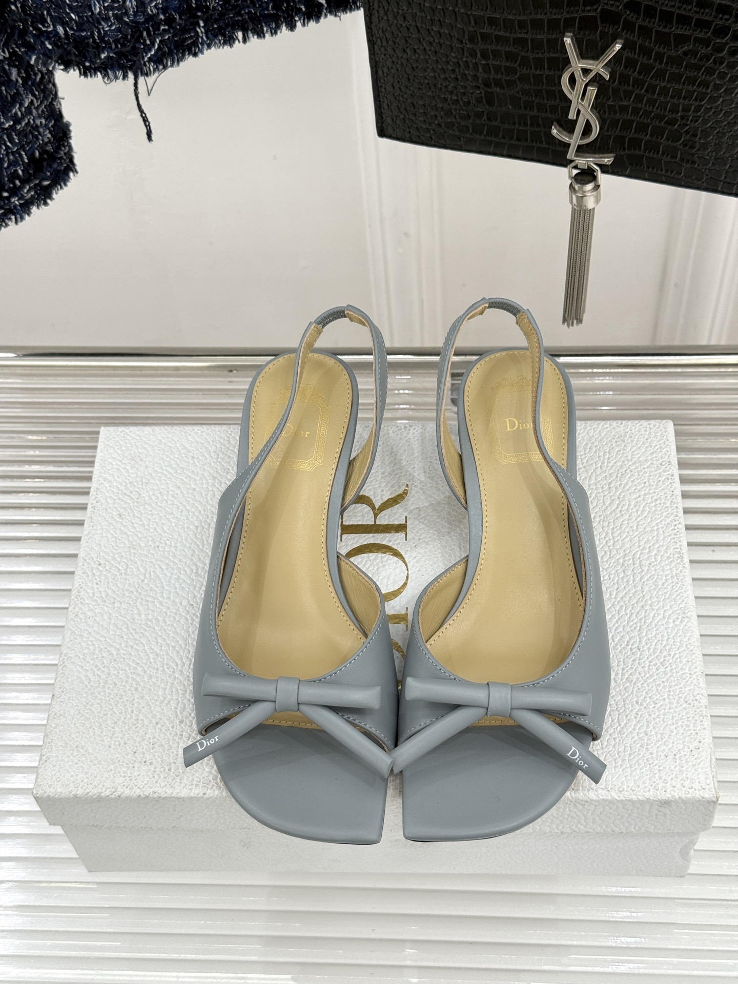 Dior/迪奥26WF早春新品蝴蝶结系列鱼嘴凉鞋当罗马阿尔巴尼别墅的早春晨光吻过迪奥工坊的缎面裁片这双凉