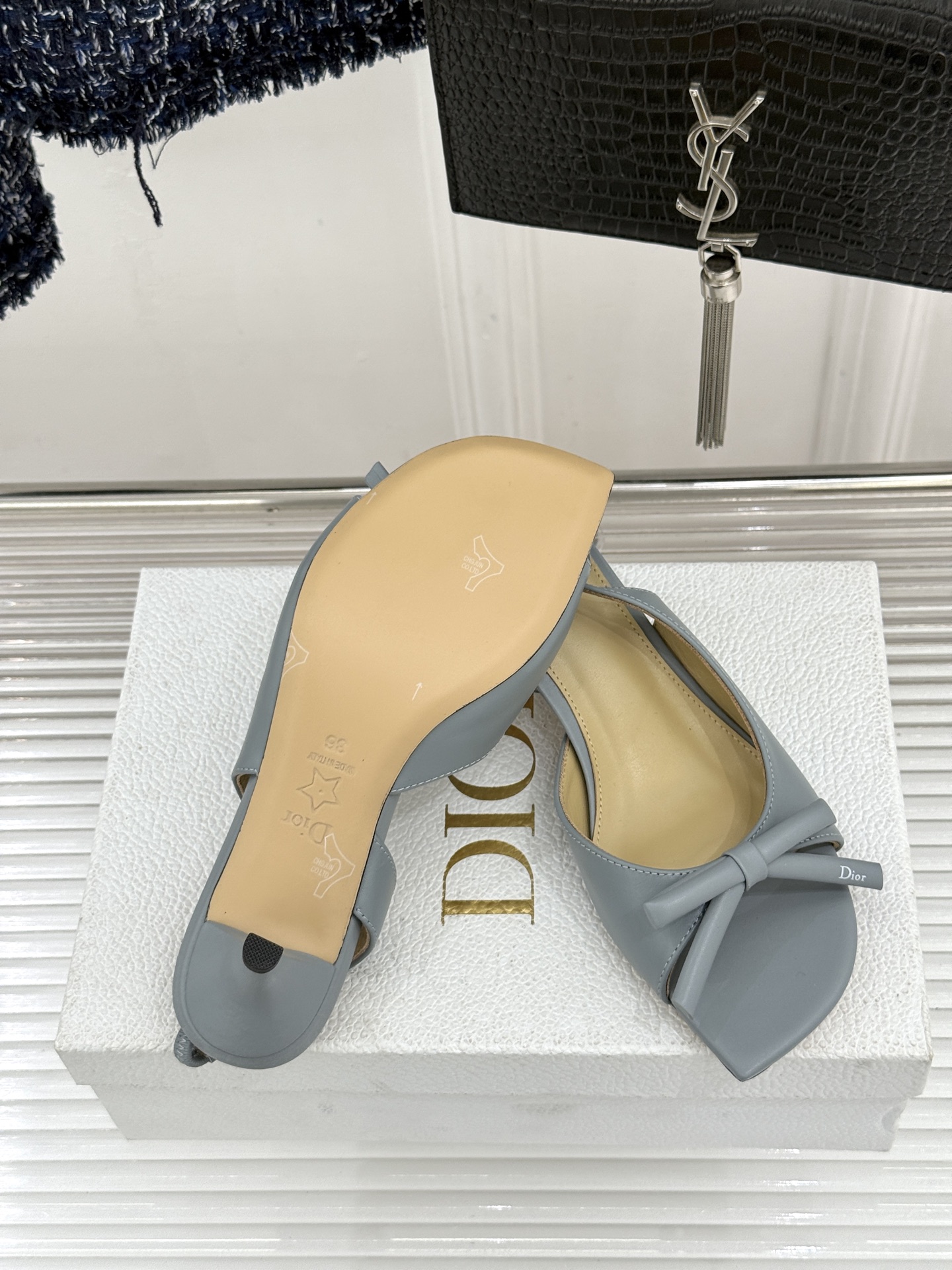 Dior/迪奥26WF早春新品蝴蝶结系列鱼嘴凉鞋当罗马阿尔巴尼别墅的早春晨光吻过迪奥工坊的缎面裁片这双凉