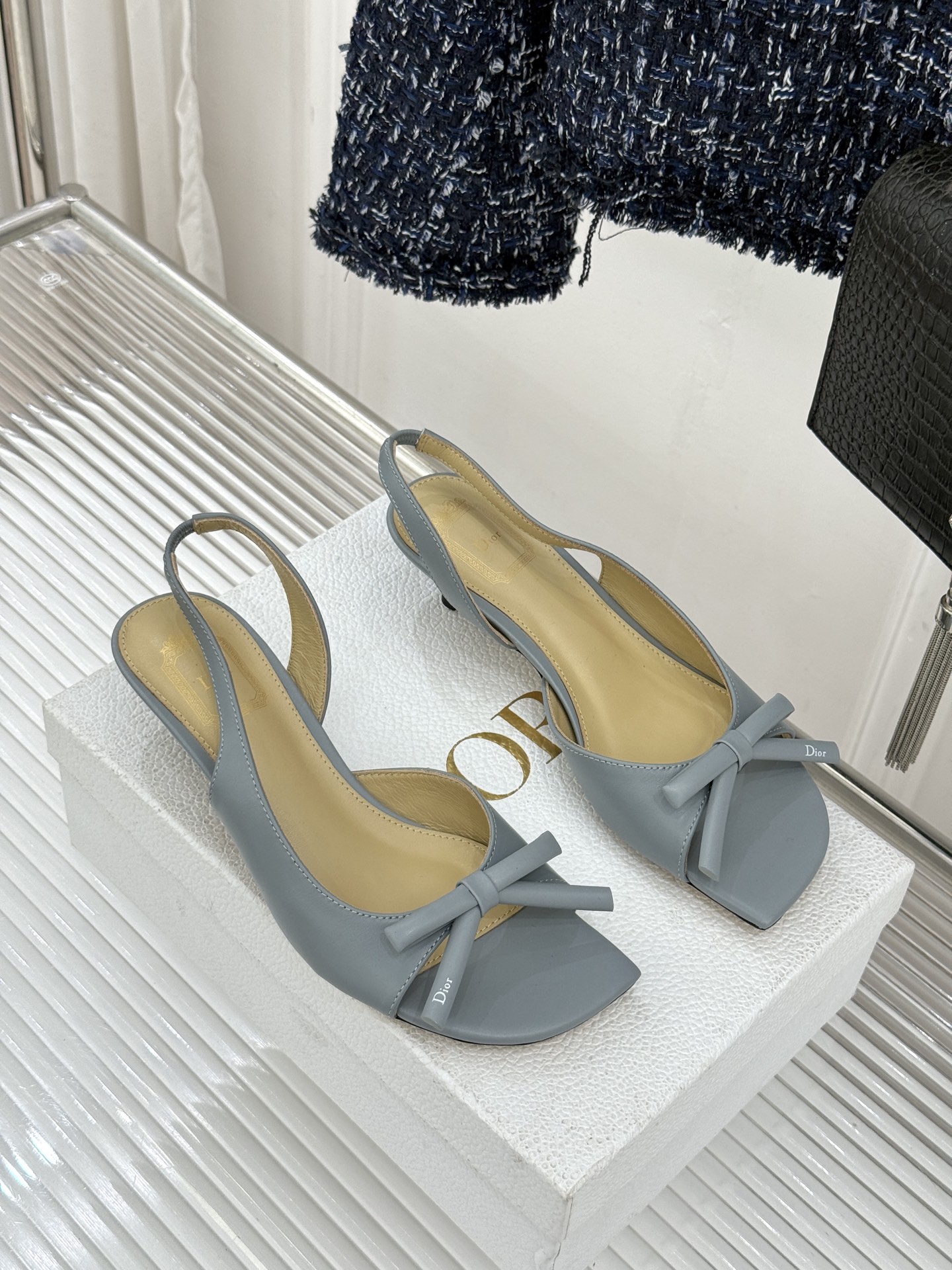 Dior/迪奥26WF早春新品蝴蝶结系列鱼嘴凉鞋当罗马阿尔巴尼别墅的早春晨光吻过迪奥工坊的缎面裁片这双凉