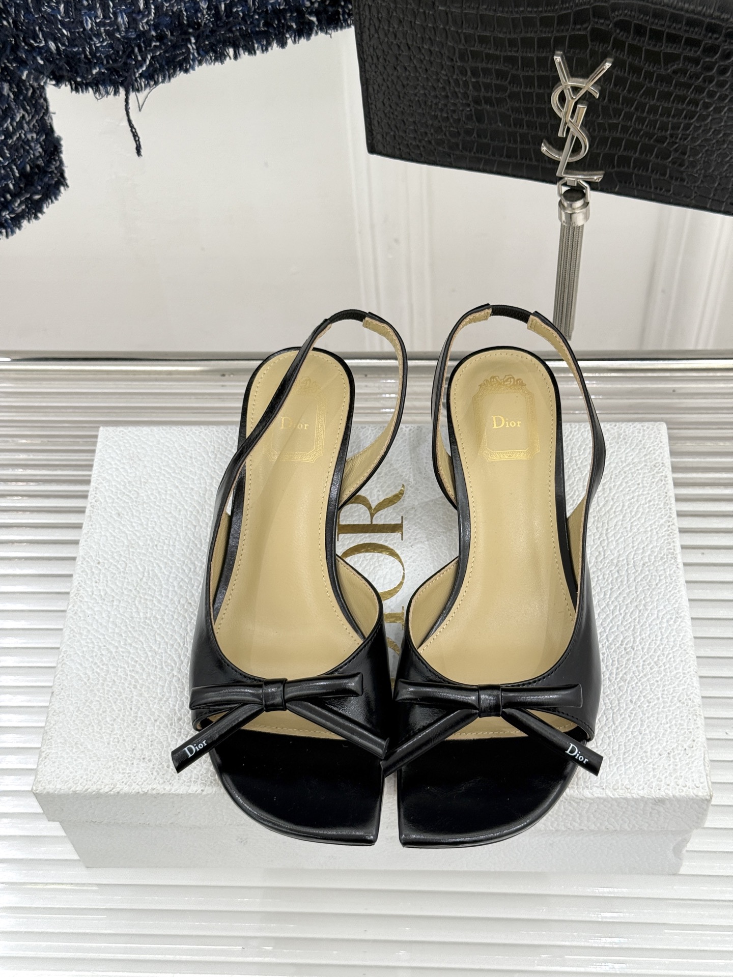 Dior/迪奥26WF早春新品蝴蝶结系列鱼嘴凉鞋当罗马阿尔巴尼别墅的早春晨光吻过迪奥工坊的缎面裁片这双凉