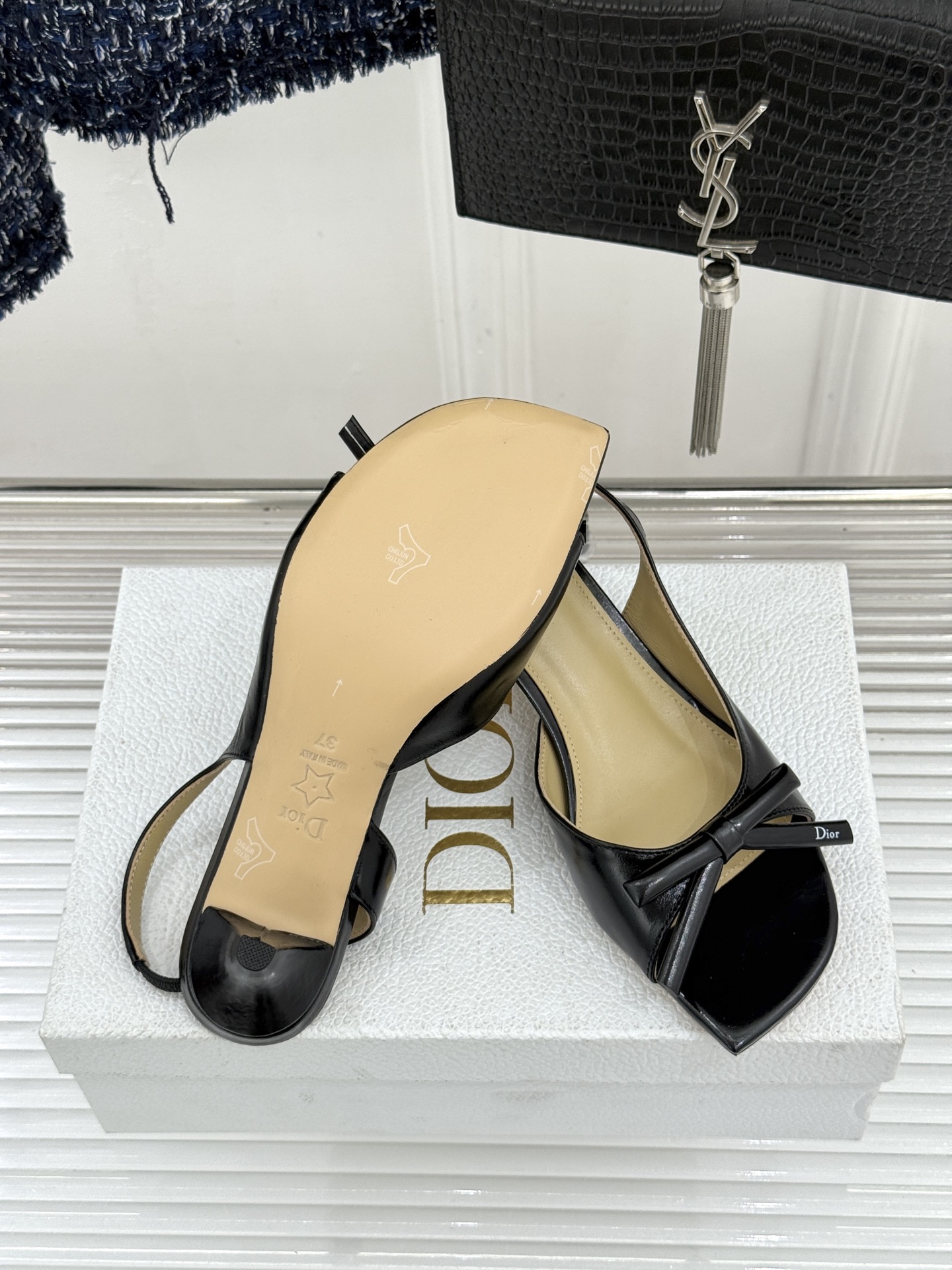 Dior/迪奥26WF早春新品蝴蝶结系列鱼嘴凉鞋当罗马阿尔巴尼别墅的早春晨光吻过迪奥工坊的缎面裁片这双凉