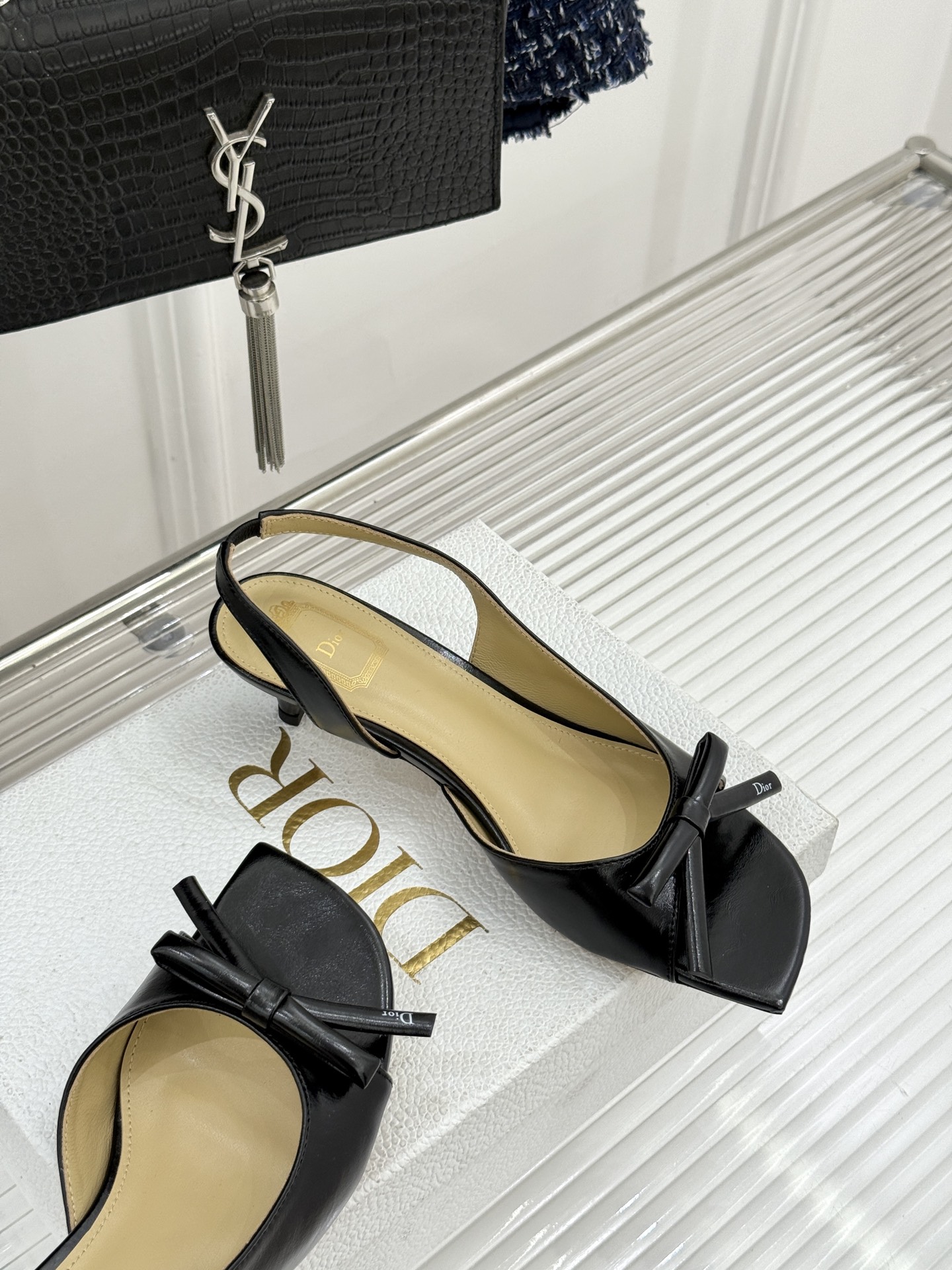 Dior/迪奥26WF早春新品蝴蝶结系列鱼嘴凉鞋当罗马阿尔巴尼别墅的早春晨光吻过迪奥工坊的缎面裁片这双凉