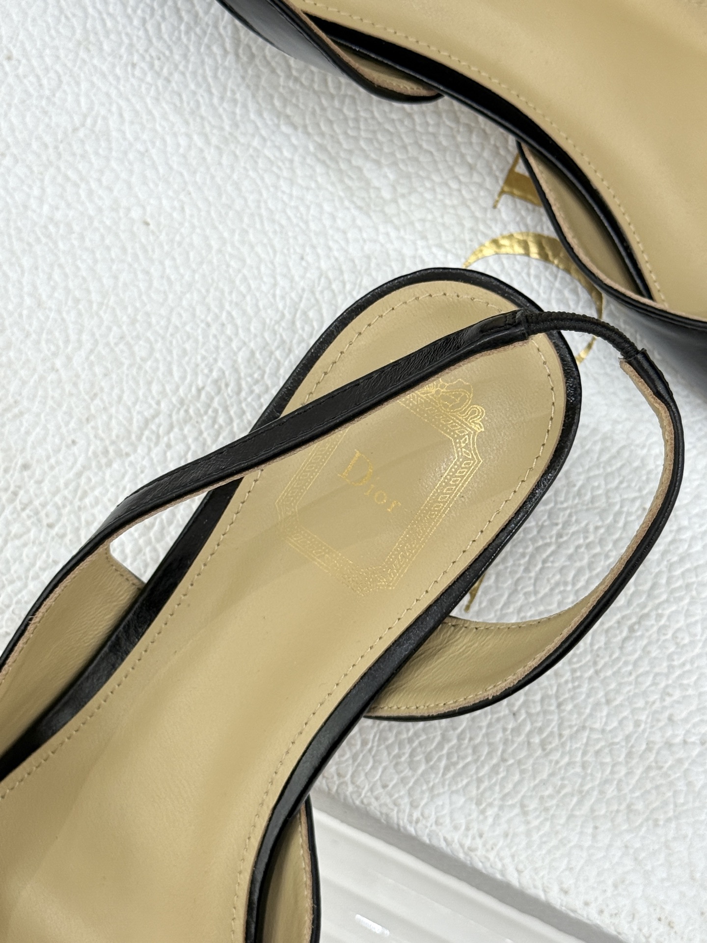 Dior/迪奥26WF早春新品蝴蝶结系列鱼嘴凉鞋当罗马阿尔巴尼别墅的早春晨光吻过迪奥工坊的缎面裁片这双凉