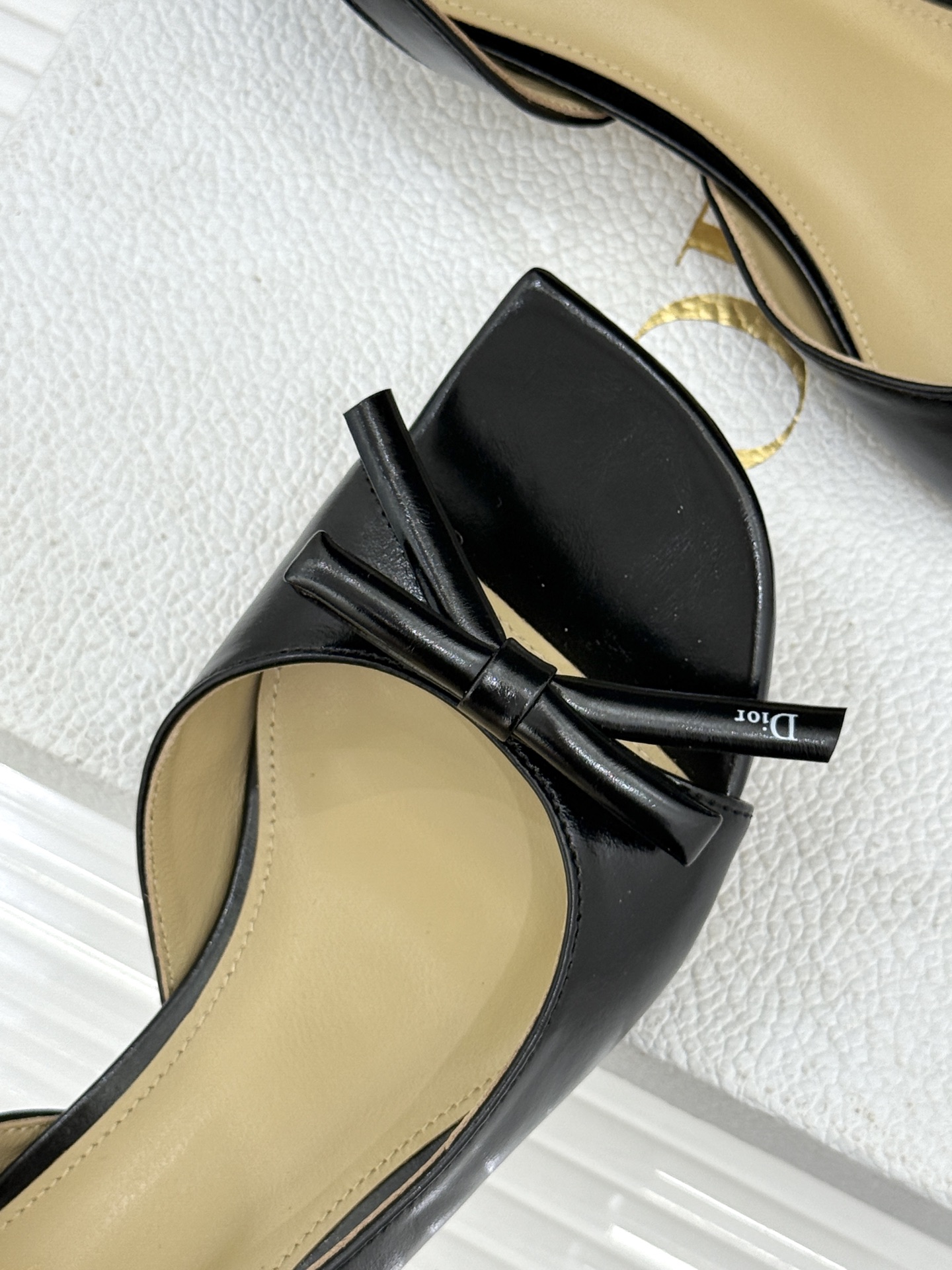 Dior/迪奥26WF早春新品蝴蝶结系列鱼嘴凉鞋当罗马阿尔巴尼别墅的早春晨光吻过迪奥工坊的缎面裁片这双凉