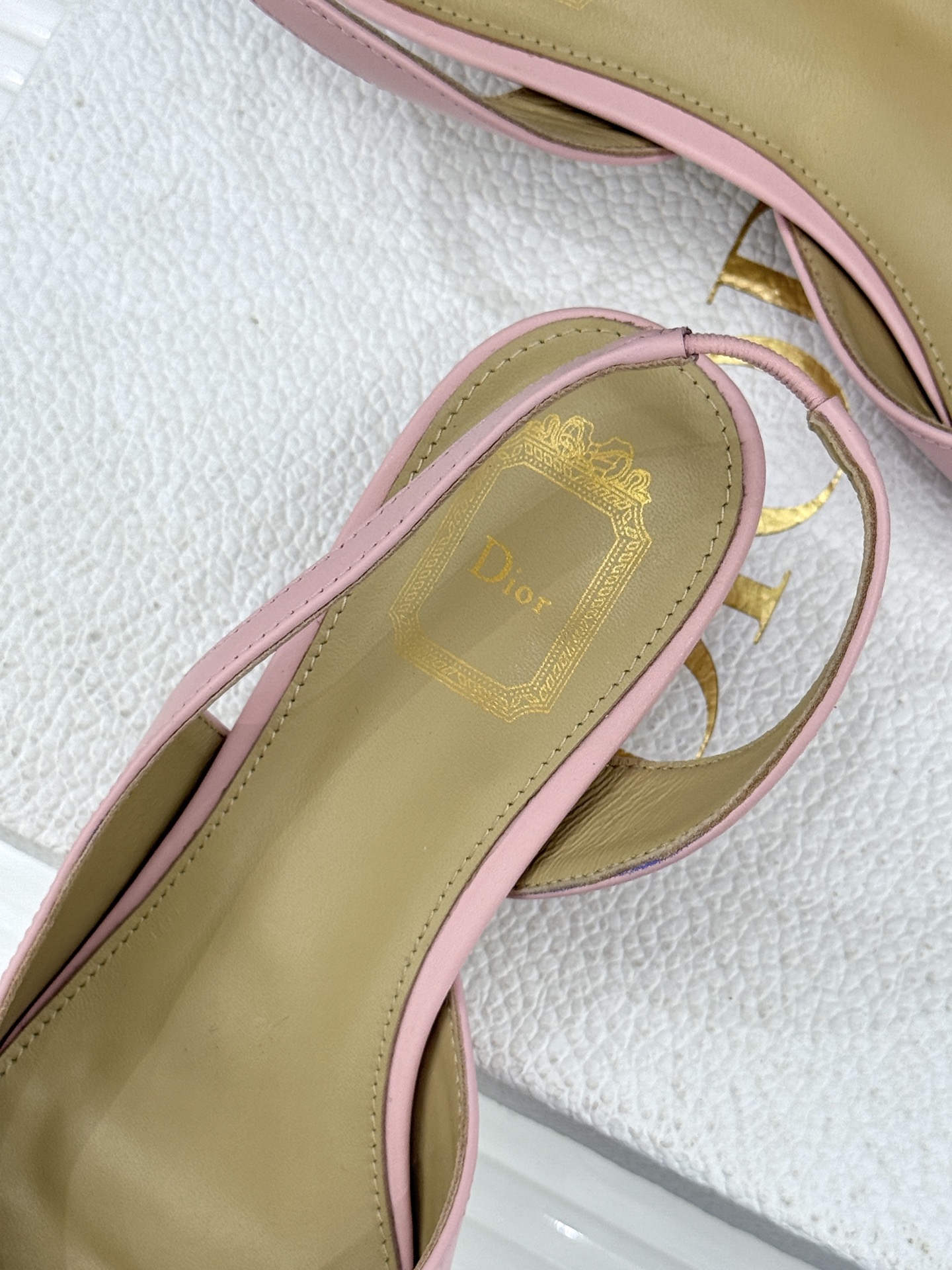 Dior/迪奥26WF早春新品蝴蝶结系列鱼嘴凉鞋当罗马阿尔巴尼别墅的早春晨光吻过迪奥工坊的缎面裁片这双凉