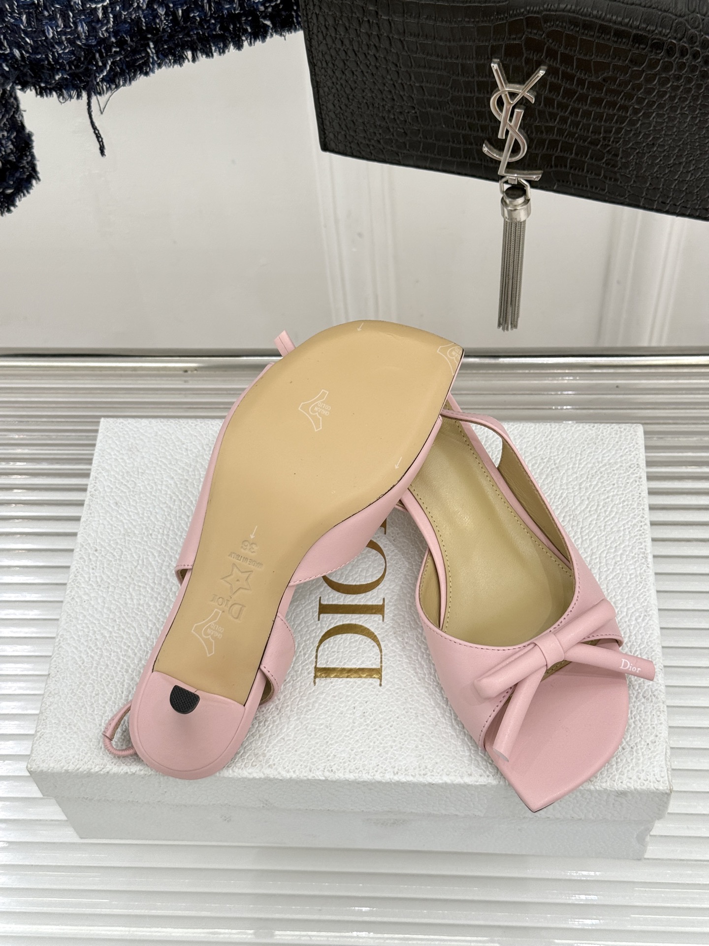 Dior/迪奥26WF早春新品蝴蝶结系列鱼嘴凉鞋当罗马阿尔巴尼别墅的早春晨光吻过迪奥工坊的缎面裁片这双凉