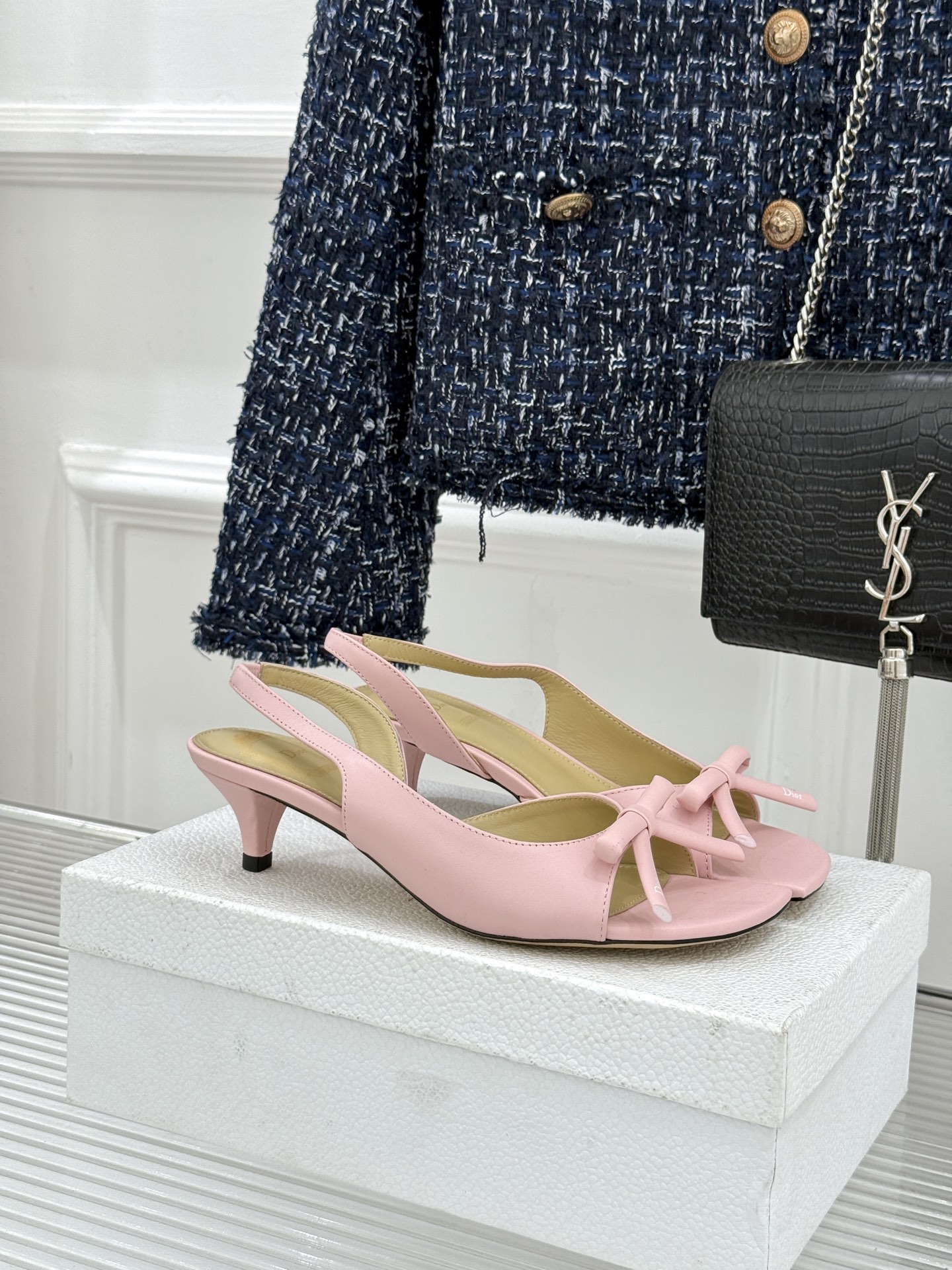 Dior/迪奥26WF早春新品蝴蝶结系列鱼嘴凉鞋当罗马阿尔巴尼别墅的早春晨光吻过迪奥工坊的缎面裁片这双凉