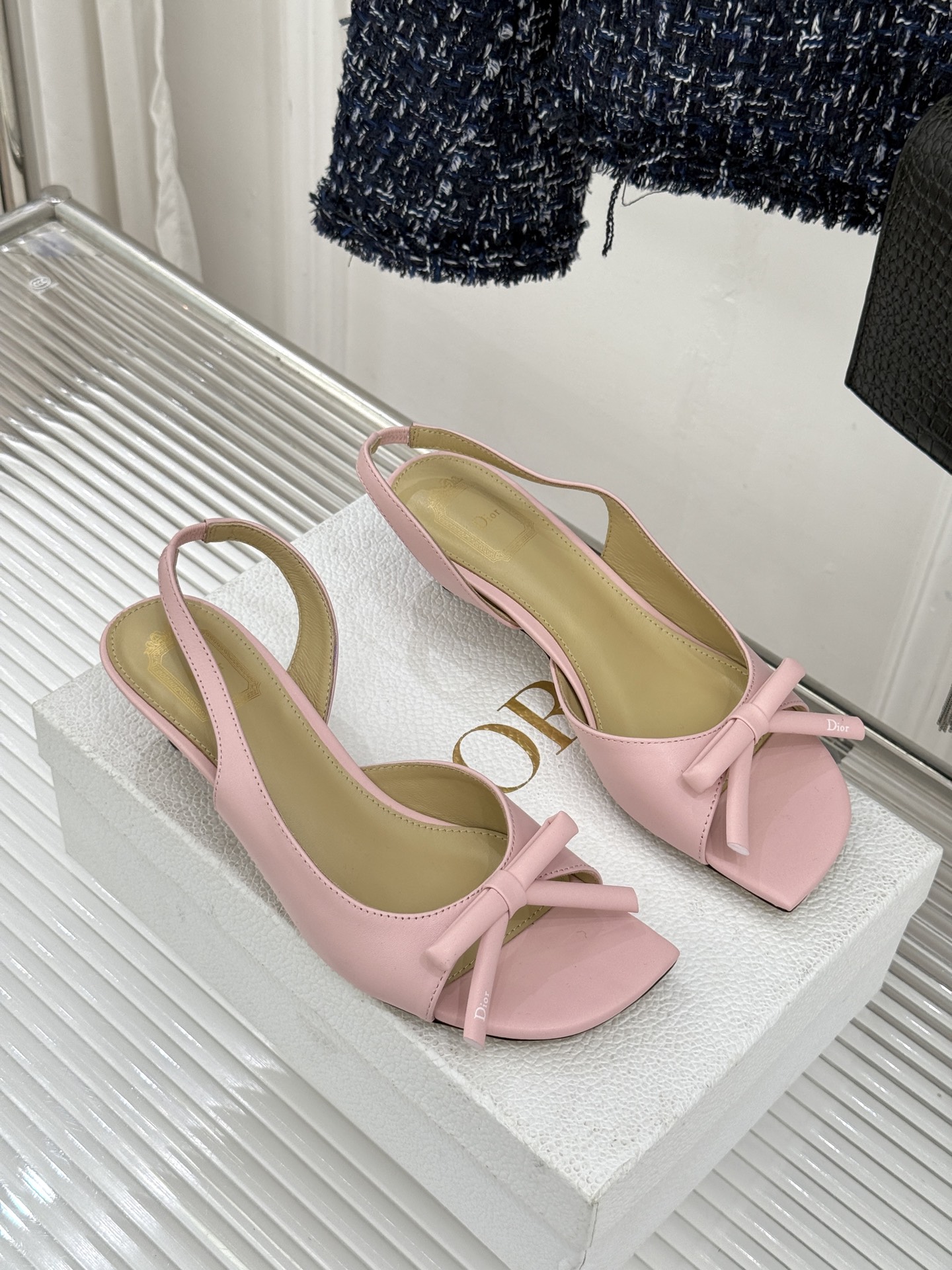 Dior/迪奥26WF早春新品蝴蝶结系列鱼嘴凉鞋当罗马阿尔巴尼别墅的早春晨光吻过迪奥工坊的缎面裁片这双凉