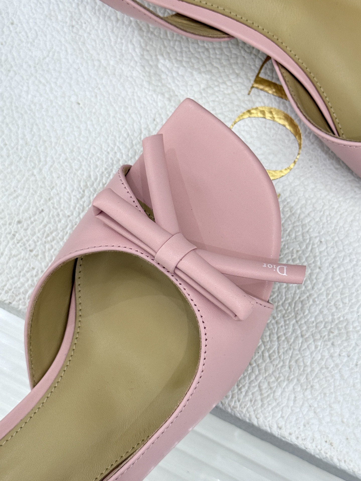 Dior/迪奥26WF早春新品蝴蝶结系列鱼嘴凉鞋当罗马阿尔巴尼别墅的早春晨光吻过迪奥工坊的缎面裁片这双凉