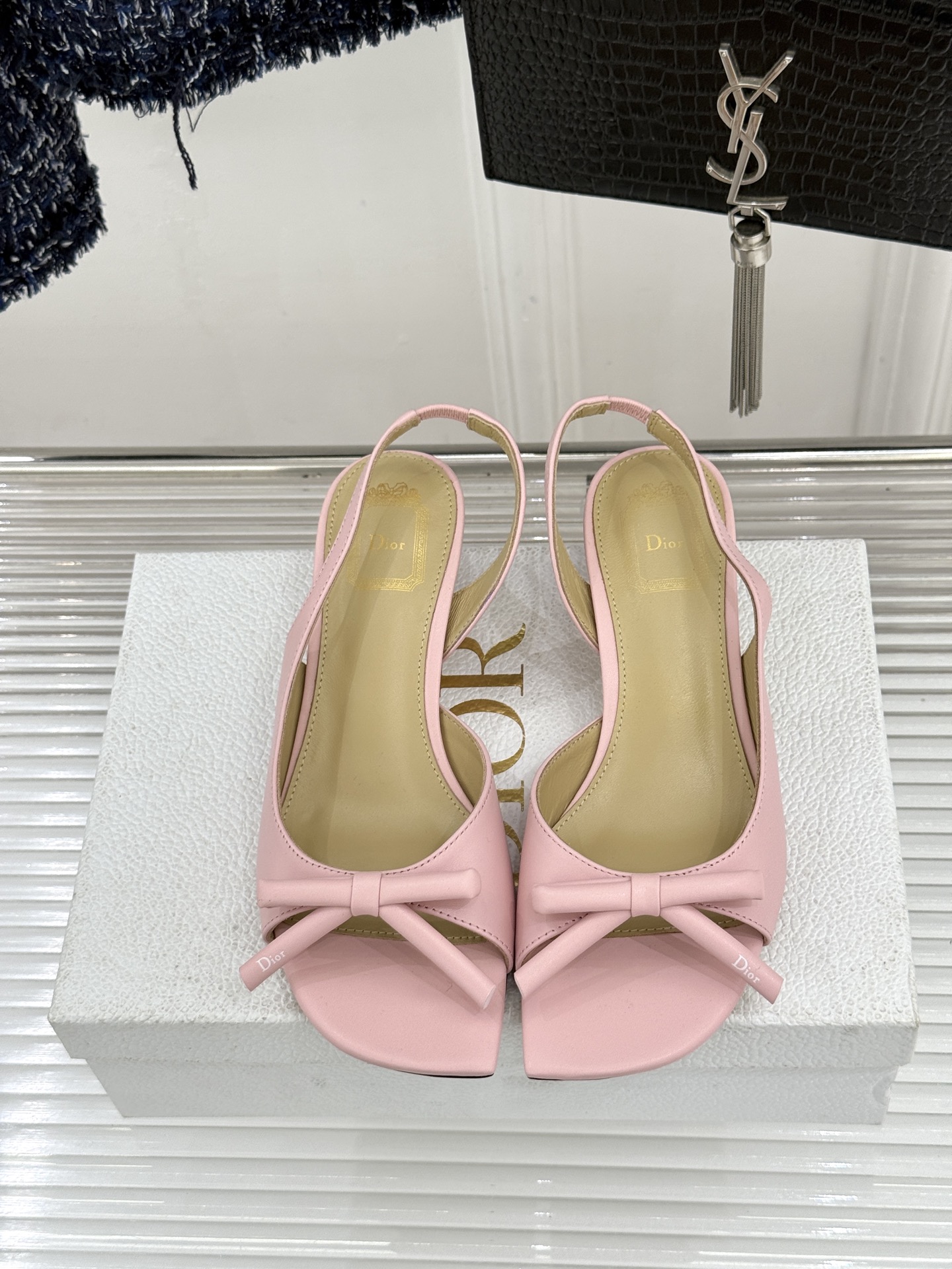 Dior/迪奥26WF早春新品蝴蝶结系列鱼嘴凉鞋当罗马阿尔巴尼别墅的早春晨光吻过迪奥工坊的缎面裁片这双凉