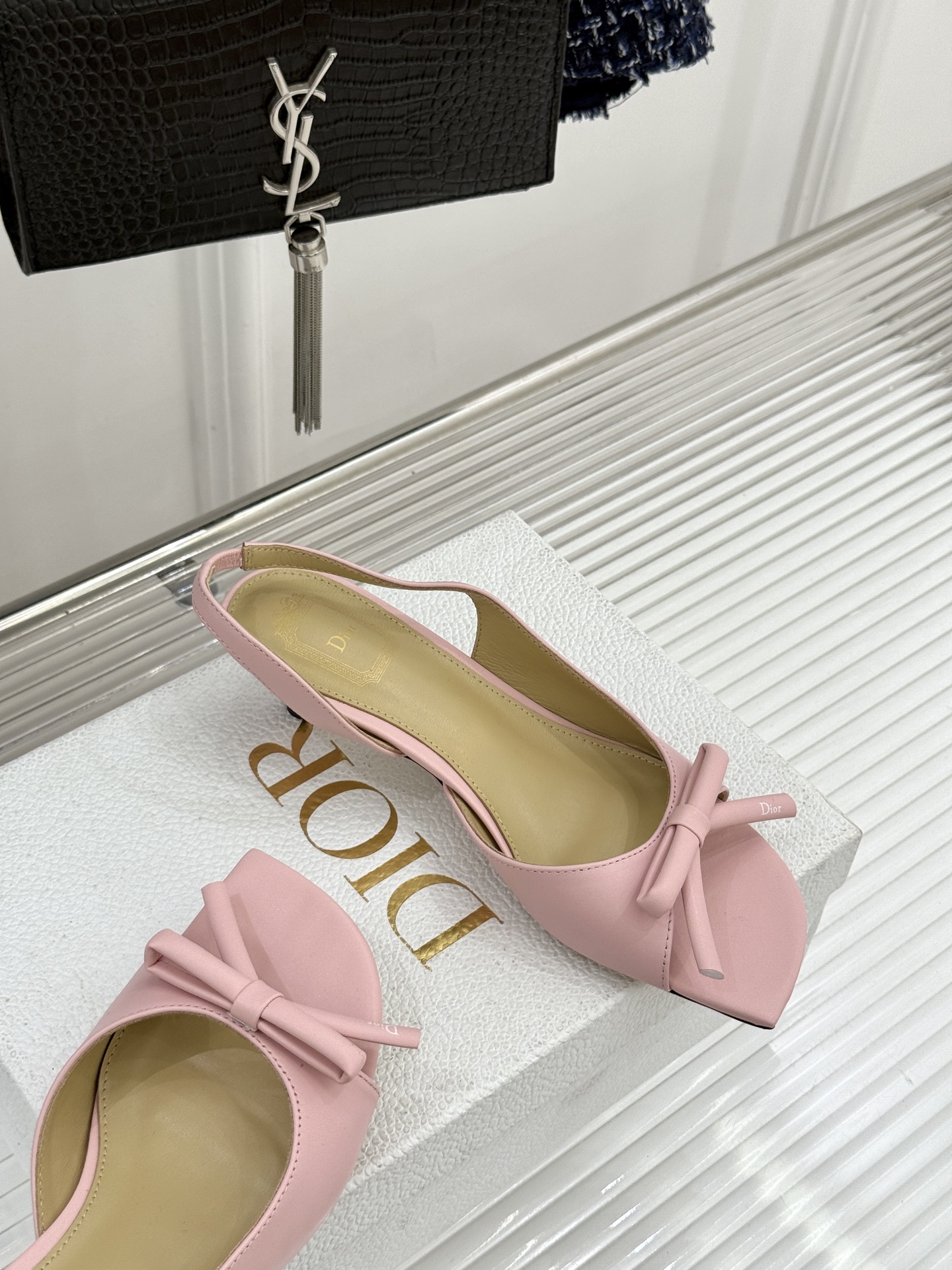 Dior/迪奥26WF早春新品蝴蝶结系列鱼嘴凉鞋当罗马阿尔巴尼别墅的早春晨光吻过迪奥工坊的缎面裁片这双凉