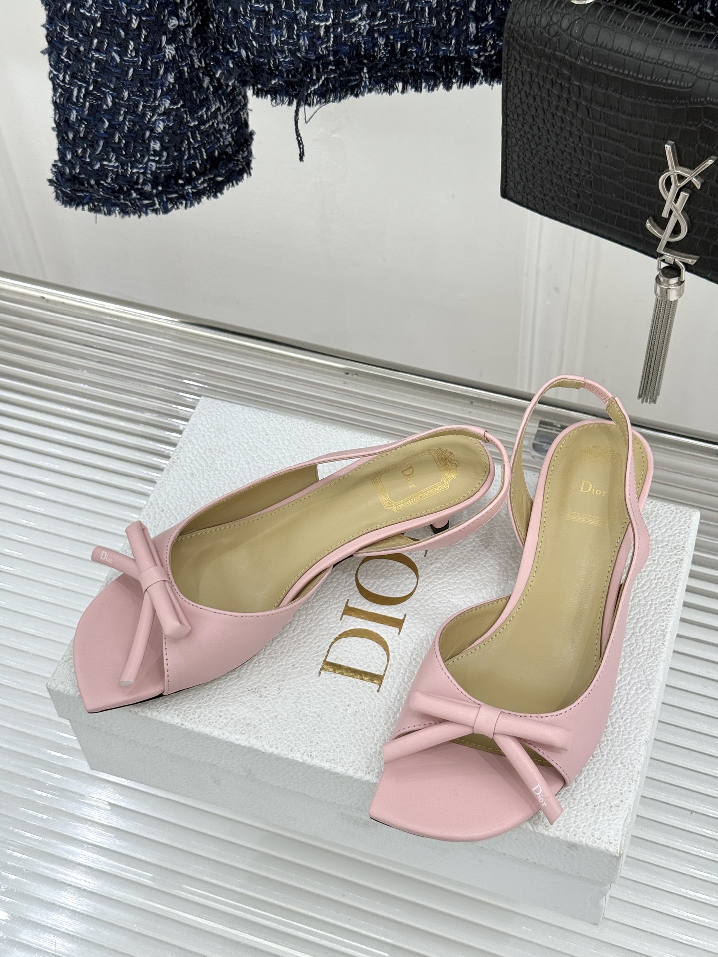 Dior/迪奥26WF早春新品蝴蝶结系列鱼嘴凉鞋当罗马阿尔巴尼别墅的早春晨光吻过迪奥工坊的缎面裁片这双凉