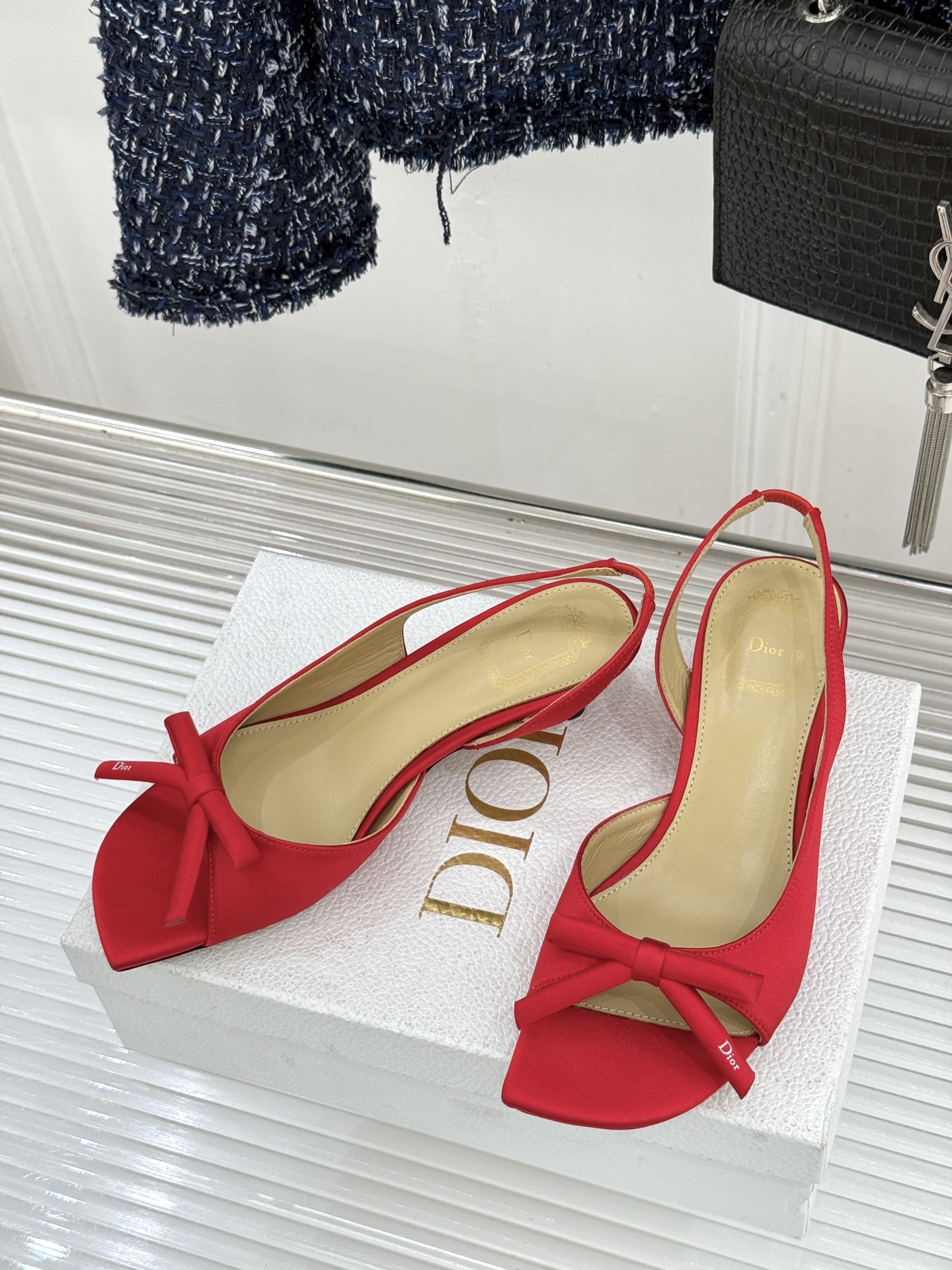 Dior/迪奥26WF早春新品蝴蝶结系列鱼嘴凉鞋当罗马阿尔巴尼别墅的早春晨光吻过迪奥工坊的缎面裁片这双凉