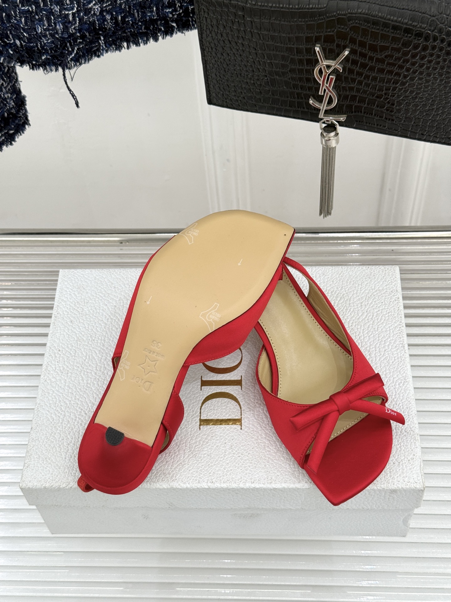 Dior/迪奥26WF早春新品蝴蝶结系列鱼嘴凉鞋当罗马阿尔巴尼别墅的早春晨光吻过迪奥工坊的缎面裁片这双凉