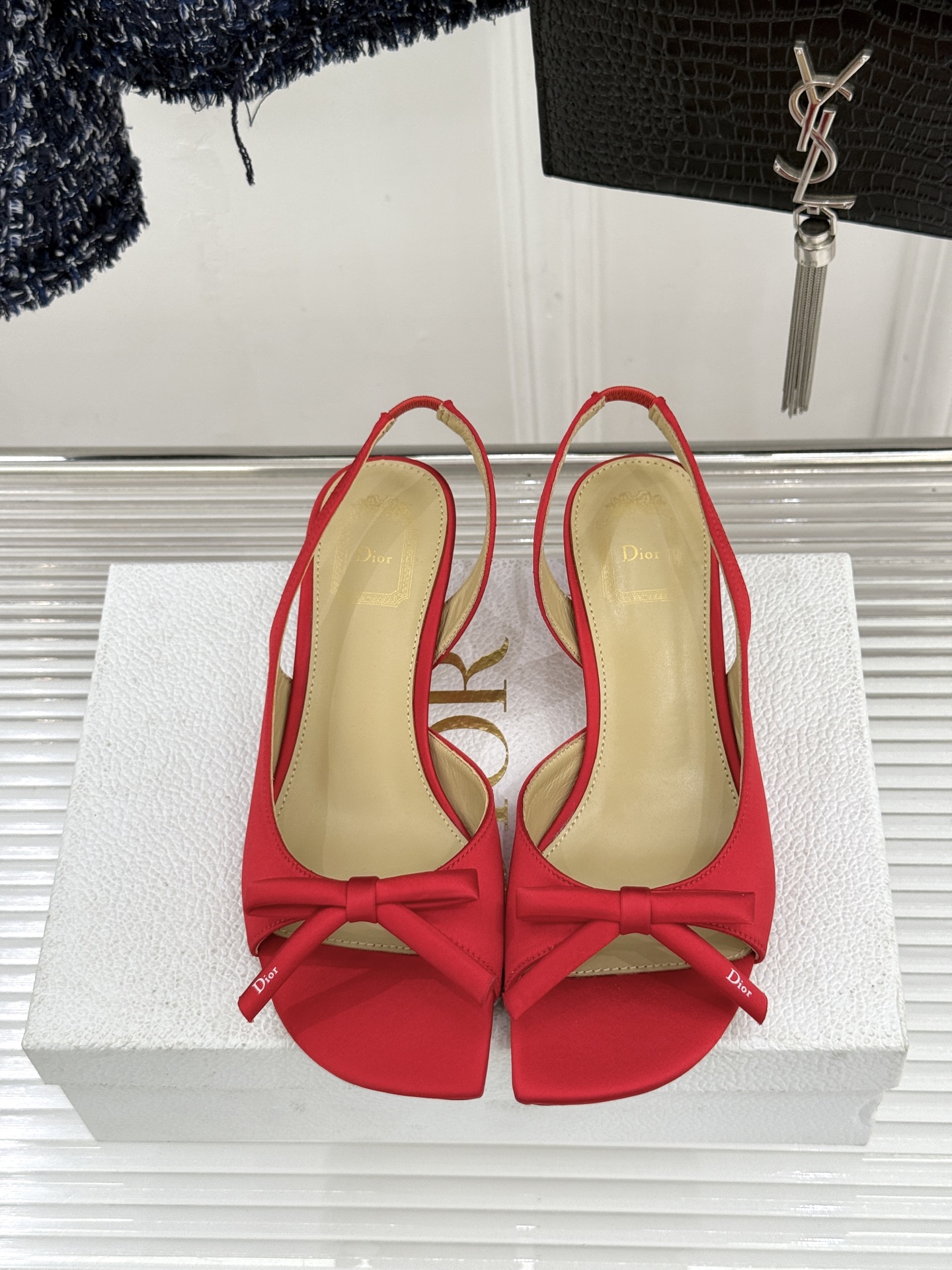 Dior/迪奥26WF早春新品蝴蝶结系列鱼嘴凉鞋当罗马阿尔巴尼别墅的早春晨光吻过迪奥工坊的缎面裁片这双凉