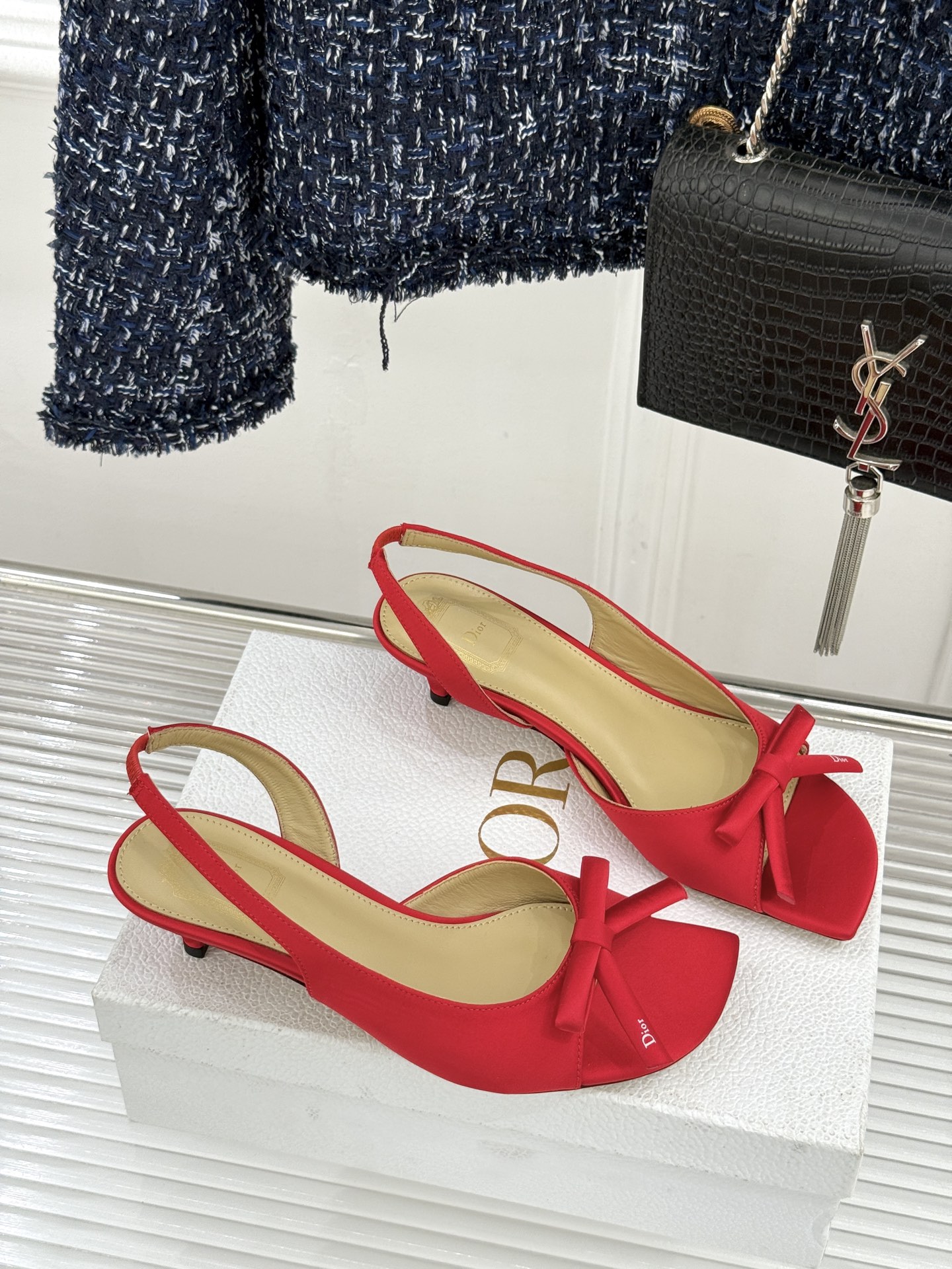 Dior/迪奥26WF早春新品蝴蝶结系列鱼嘴凉鞋当罗马阿尔巴尼别墅的早春晨光吻过迪奥工坊的缎面裁片这双凉